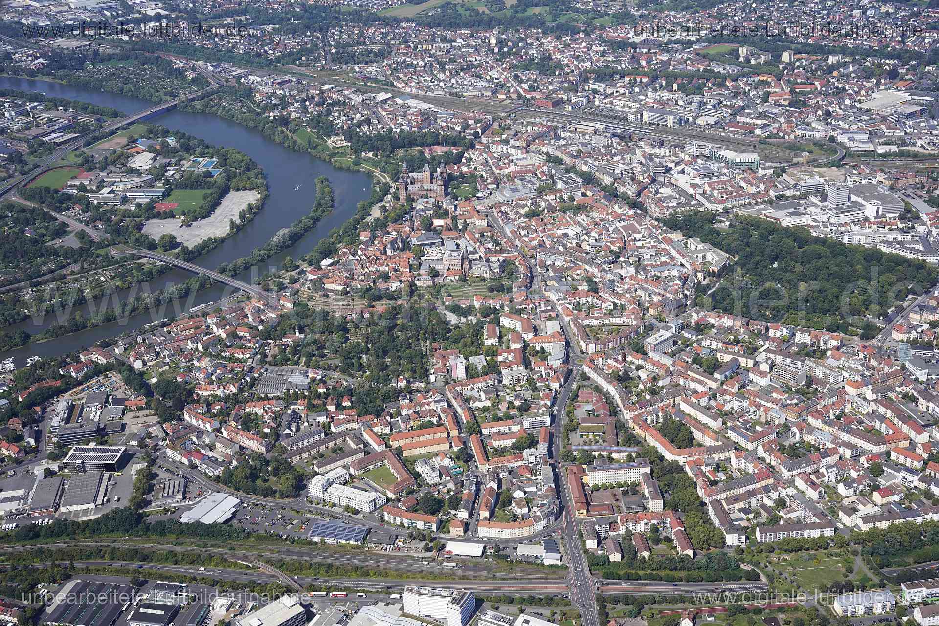 Titel: Aschaffenburg, Bildnummer: s561530, Ort / Stadt: Aschaffenburg, (Land)Kreis: kreisfreie Stadt Aschaffenburg, Regierungsbezirk: Unterfranken, Bundesland: Bayern, Aufnahmedatum: 24.08.2024, Schlagwörter: Deutschland, , Aschaffenburg, Monat: August, Jahreszeit: Sommer, Tageszeit: Mittag / Nachmittag, Jahr: 2024, Flug ID: 20240824, Bildstatus: unbearbeitetes Rohbild, Bildabmessung: 7952 x 5304 Pixel, Fotograf & Copyright: Oliver Acker