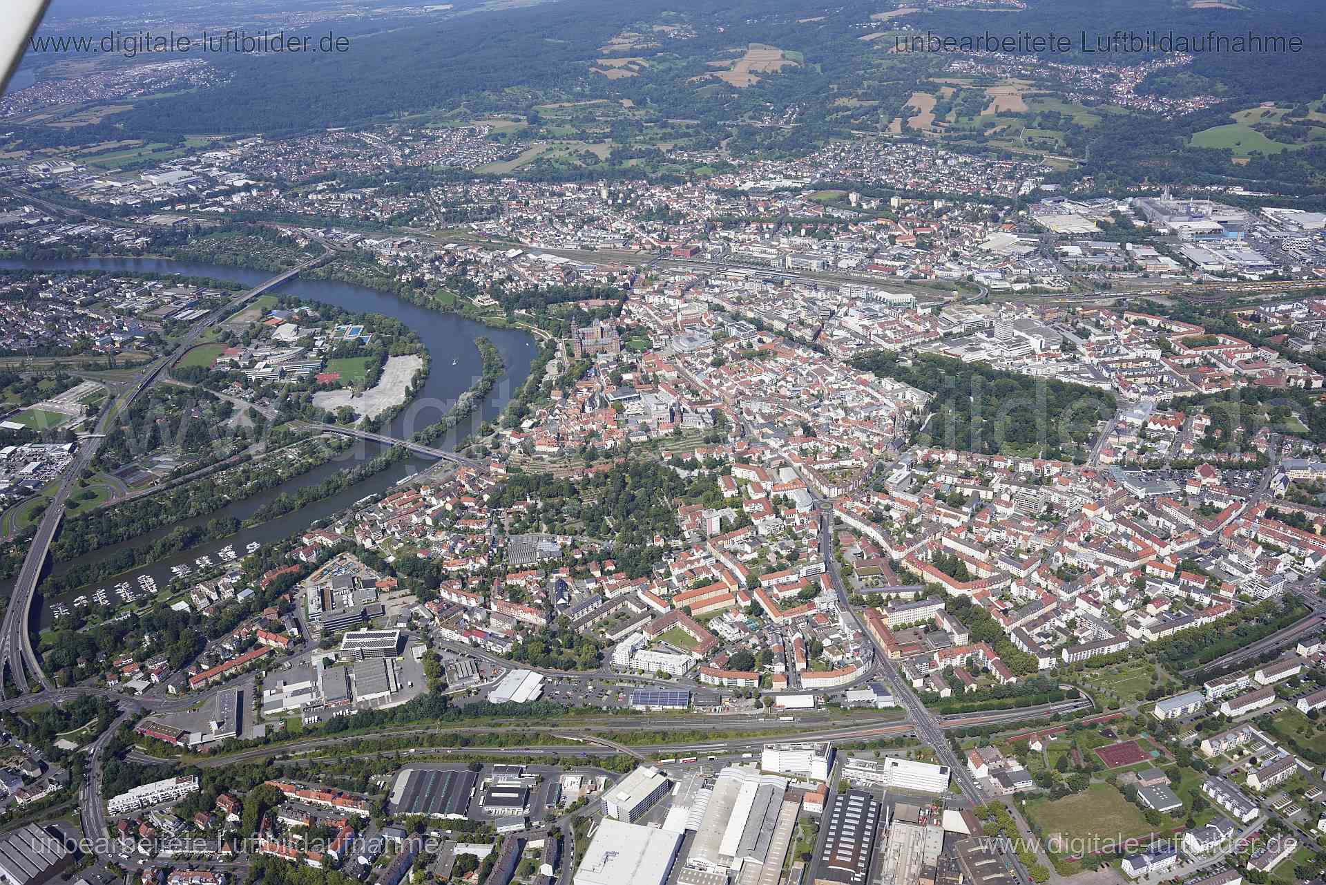 Titel: Aschaffenburg, Bildnummer: s561540, Ort / Stadt: Aschaffenburg, (Land)Kreis: kreisfreie Stadt Aschaffenburg, Regierungsbezirk: Unterfranken, Bundesland: Bayern, Aufnahmedatum: 24.08.2024, Schlagwörter: Deutschland, , Aschaffenburg, Panorama, Main, Monat: August, Jahreszeit: Sommer, Tageszeit: Mittag / Nachmittag, Jahr: 2024, Flug ID: 20240824, Bildstatus: unbearbeitetes Rohbild, Bildabmessung: 7952 x 5304 Pixel, Fotograf & Copyright: Oliver Acker