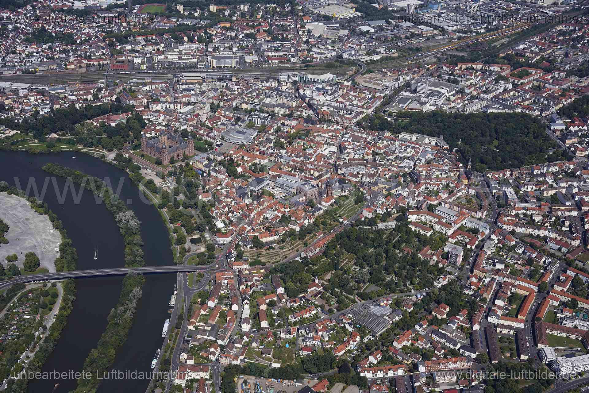 Titel: Aschaffenburg, Bildnummer: s561570, Ort / Stadt: Aschaffenburg, (Land)Kreis: kreisfreie Stadt Aschaffenburg, Regierungsbezirk: Unterfranken, Bundesland: Bayern, Aufnahmedatum: 24.08.2024, Schlagwörter: Deutschland, , Aschaffenburg, Altstadt, Main, Monat: August, Jahreszeit: Sommer, Tageszeit: Mittag / Nachmittag, Jahr: 2024, Flug ID: 20240824, Bildstatus: unbearbeitetes Rohbild, Bildabmessung: 7952 x 5304 Pixel, Fotograf & Copyright: Oliver Acker