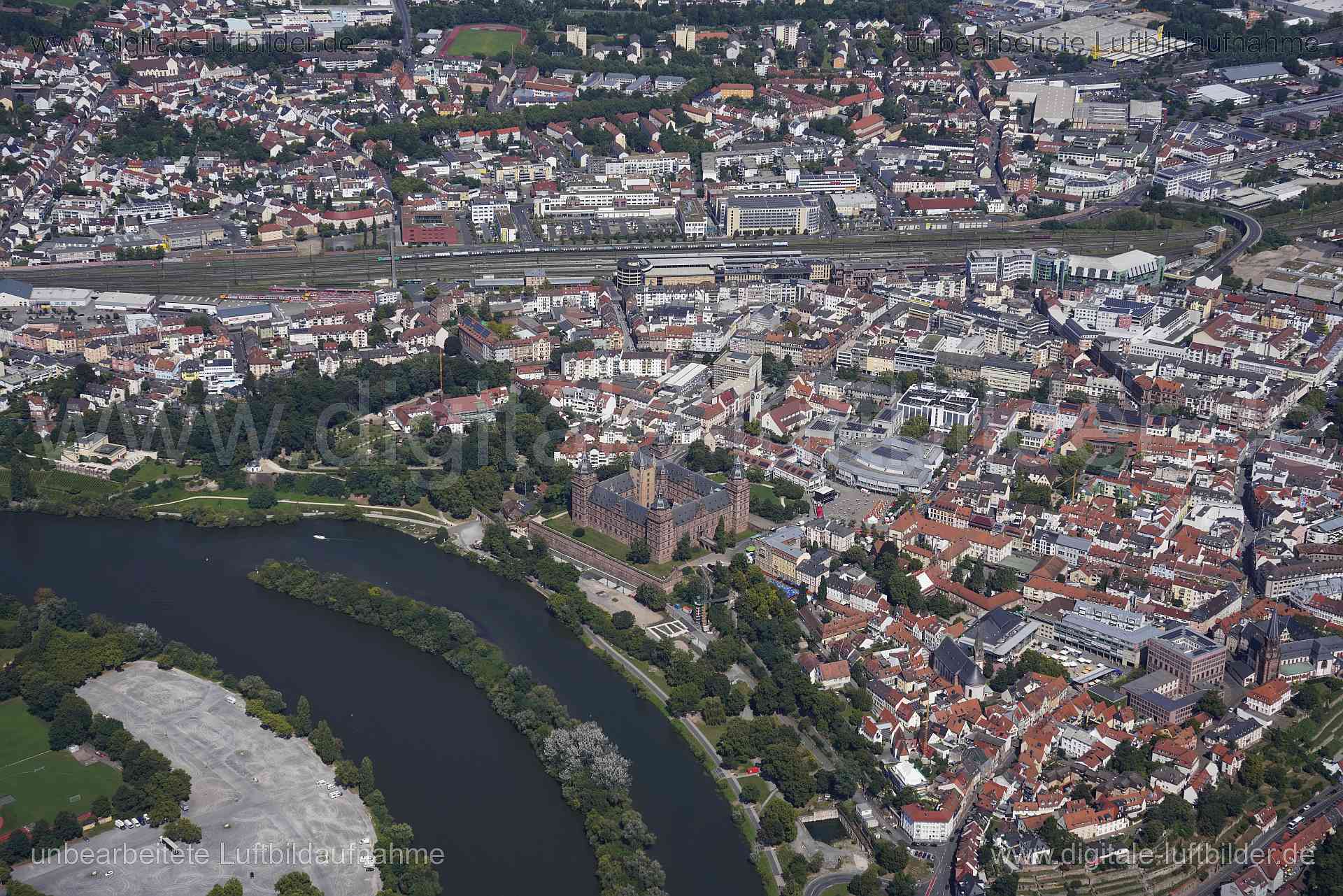 Titel: Aschaffenburg, Bildnummer: s561580, Ort / Stadt: Aschaffenburg, (Land)Kreis: kreisfreie Stadt Aschaffenburg, Regierungsbezirk: Unterfranken, Bundesland: Bayern, Aufnahmedatum: 24.08.2024, Schlagwörter: Deutschland, , Schloss Johannisburg, Burgen und Schlösser, Schloss, Burgbauer, Main, Schlosshof, Landingstraße, Suicardusstraße, Hauptbahnhof, Monat: August, Jahreszeit: Sommer, Tageszeit: Mittag / Nachmittag, Jahr: 2024, Flug ID: 20240824, Bildstatus: unbearbeitetes Rohbild, Bildabmessung:
