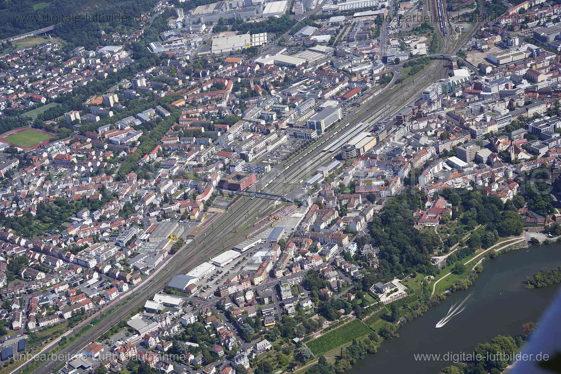 Titel: Hauptbahnhof Aschaffenburg, Bildnummer: s561640, Ort / Stadt: Aschaffenburg, (Land)Kreis: kreisfreie Stadt Aschaffenburg, Regierungsbezirk: Unterfranken, Bundesland: Bayern, Aufnahmedatum: 24.08.2024, Schlagwörter: Deutschland, , Hauptbahnhof Aschaffenburg, Hauptbahnhof, Bahn, Deutsche Bahn, Zug, Wagon, Gleis, Schienen, Bahnhof, Monat: August, Jahreszeit: Sommer, Tageszeit: Mittag / Nachmittag, Jahr: 2024, Flug ID: 20240824, Bildstatus: unbearbeitetes Rohbild, Bildabmessung: 7952 x 5304 P