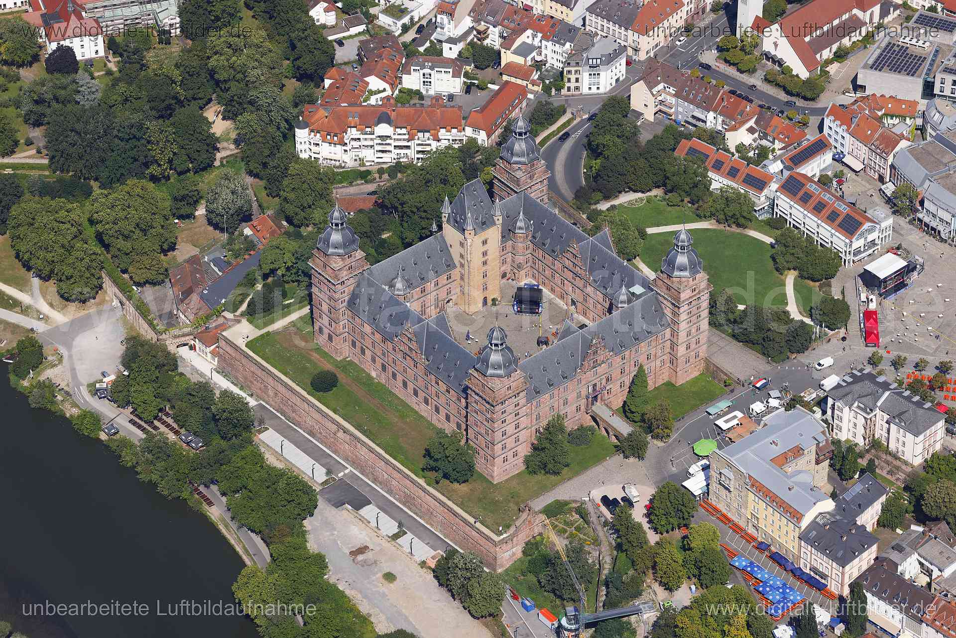 Titel: Schloss Johannisburg, Bildnummer: c562850, Ort / Stadt: Aschaffenburg, (Land)Kreis: kreisfreie Stadt Aschaffenburg, Regierungsbezirk: Unterfranken, Bundesland: Bayern, Aufnahmedatum: 24.08.2024, Schlagwörter: Deutschland, , Schloss Johannisburg, Burgen und Schlösser, Schloss, Burgbauer, Main, Schlosshof, Landingstraße, Suicardusstraße, Monat: August, Jahreszeit: Sommer, Tageszeit: Mittag / Nachmittag, Jahr: 2024, Flug ID: 20240824, Bildstatus: unbearbeitetes Rohbild, Bildabmessung: 8192 x