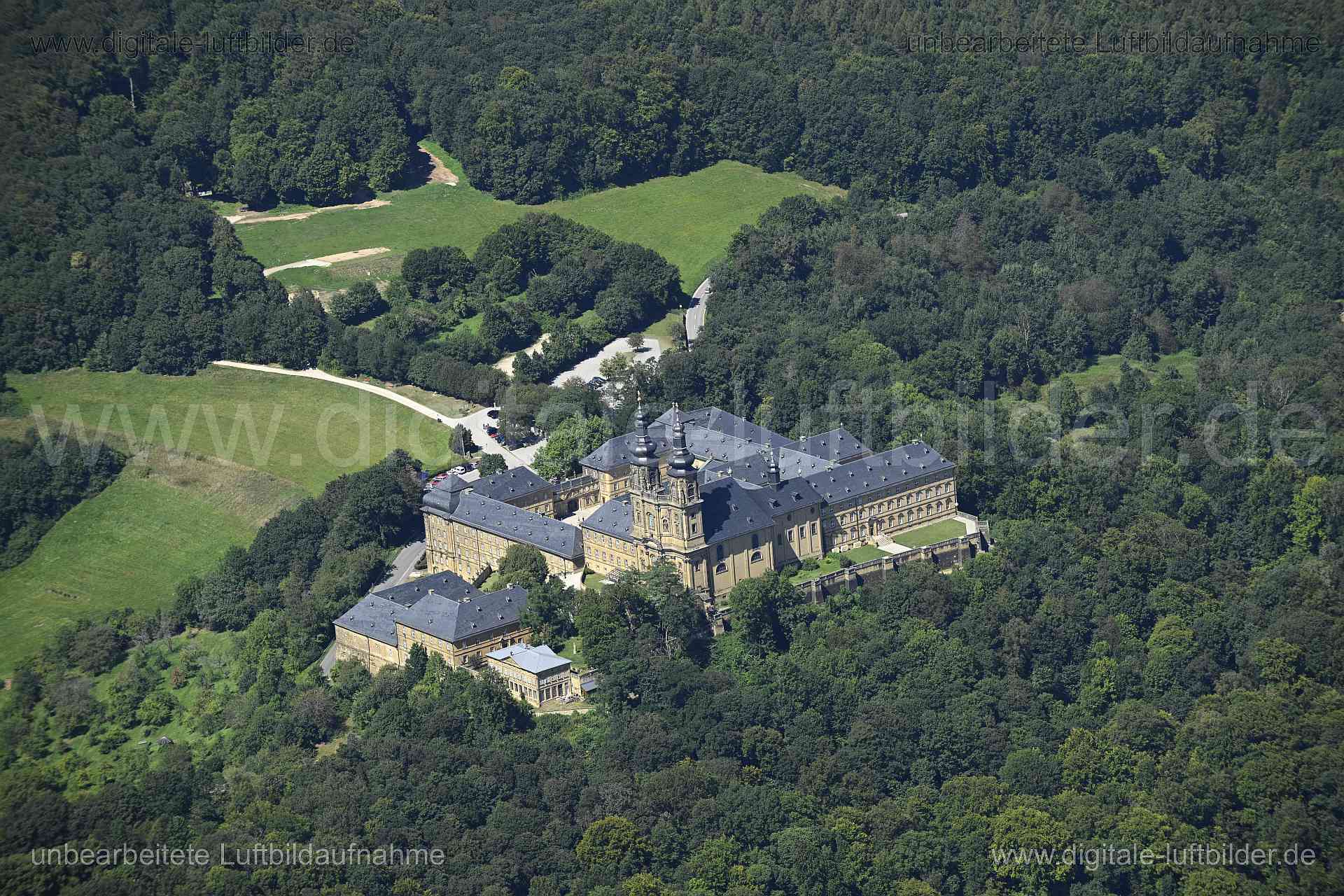 Titel: Kloster Banz, Bildnummer: n551530, Ort / Stadt: Bad Staffelstein, (Land)Kreis: Landkreis Lichtenfels, Regierungsbezirk: Oberfranken, Bundesland: Bayern, Aufnahmedatum: 11.08.2024, Schlagwörter: Deutschland, , Kloster Banz, Kloster, Pfarrhaus, Kirche, Kirchturm, Monat: August, Jahreszeit: Sommer, Tageszeit: Mittag / Nachmittag, Jahr: 2024, Flug ID: 20240811, Bildstatus: unbearbeitetes Rohbild, Bildabmessung: 8256 x 5504 Pixel, Fotograf & Copyright: Oliver Acker