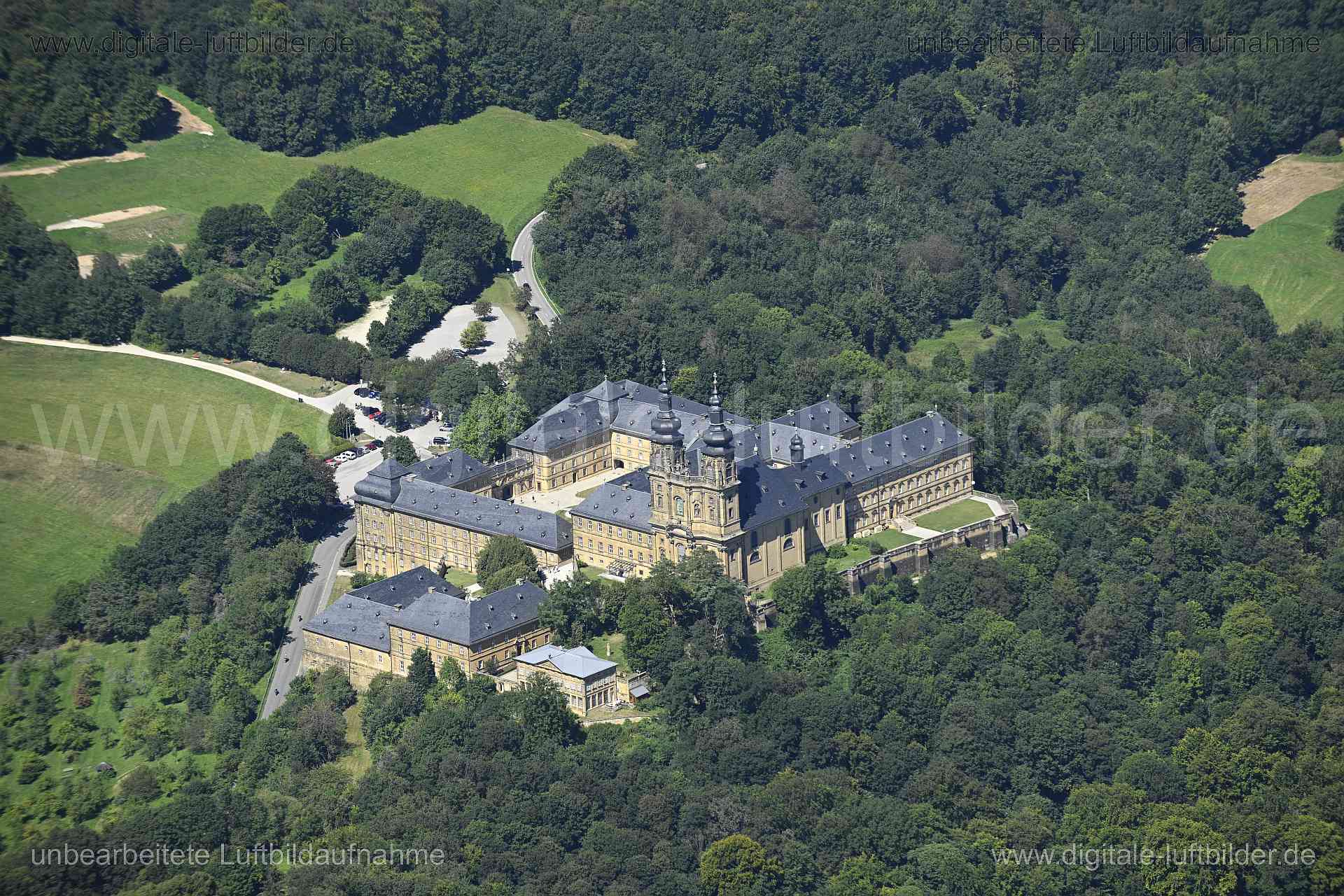Titel: Kloster Banz, Bildnummer: n551550, Ort / Stadt: Bad Staffelstein, (Land)Kreis: Landkreis Lichtenfels, Regierungsbezirk: Oberfranken, Bundesland: Bayern, Aufnahmedatum: 11.08.2024, Schlagwörter: Deutschland, , Kloster Banz, Kloster, Pfarrhaus, Kirche, Kirchturm, Monat: August, Jahreszeit: Sommer, Tageszeit: Mittag / Nachmittag, Jahr: 2024, Flug ID: 20240811, Bildstatus: unbearbeitetes Rohbild, Bildabmessung: 8256 x 5504 Pixel, Fotograf & Copyright: Oliver Acker