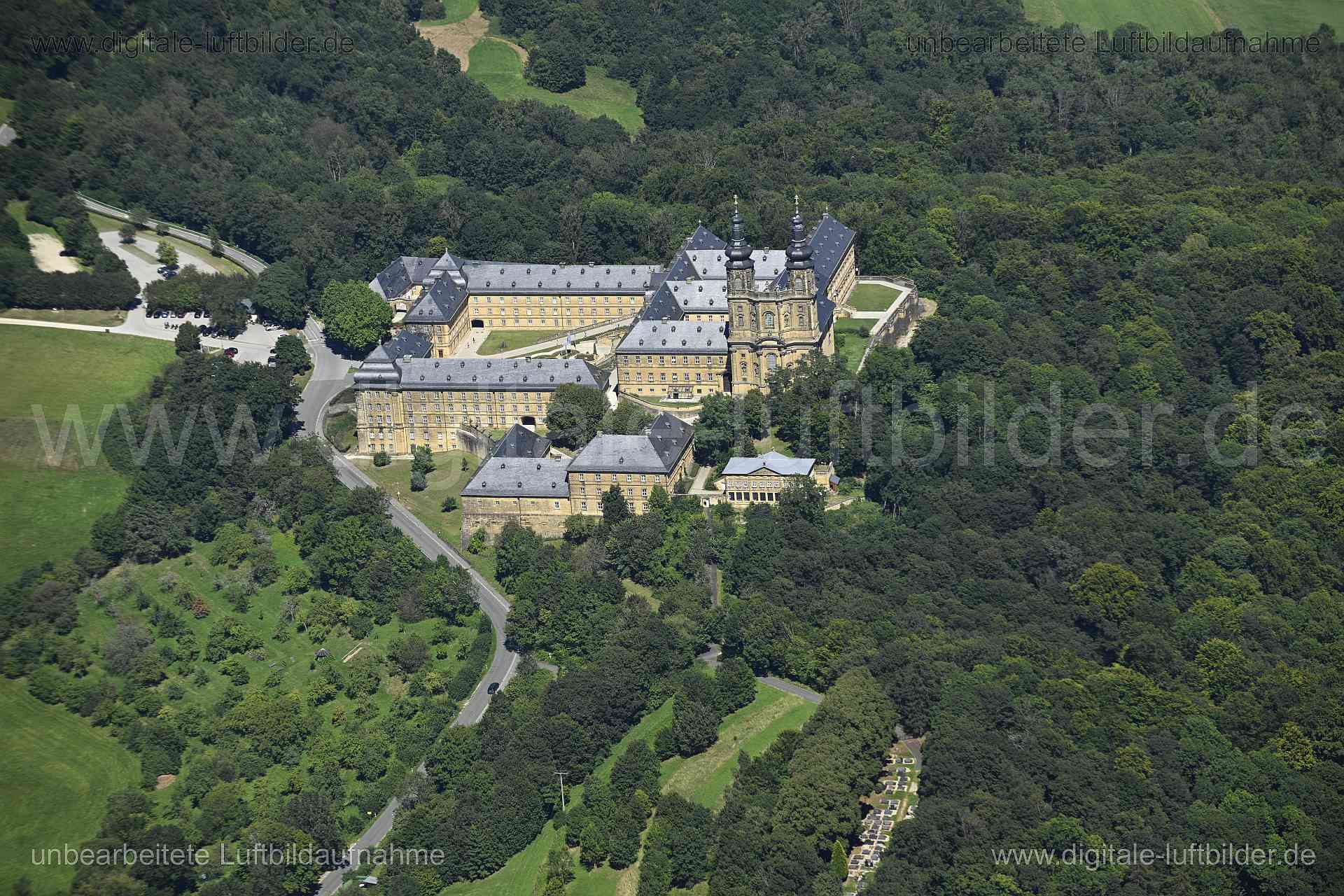 Titel: Kloster Banz, Bildnummer: n551580, Ort / Stadt: Bad Staffelstein, (Land)Kreis: Landkreis Lichtenfels, Regierungsbezirk: Oberfranken, Bundesland: Bayern, Aufnahmedatum: 11.08.2024, Schlagwörter: Deutschland, , Kloster Banz, Kloster, Pfarrhaus, Kirche, Kirchturm, Monat: August, Jahreszeit: Sommer, Tageszeit: Mittag / Nachmittag, Jahr: 2024, Flug ID: 20240811, Bildstatus: unbearbeitetes Rohbild, Bildabmessung: 8256 x 5504 Pixel, Fotograf & Copyright: Oliver Acker