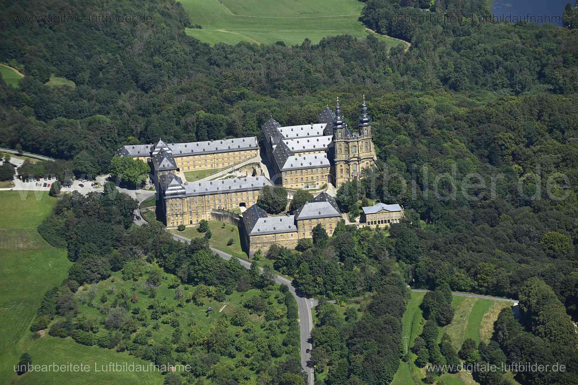 Titel: Kloster Banz, Bildnummer: n551600, Ort / Stadt: Bad Staffelstein, (Land)Kreis: Landkreis Lichtenfels, Regierungsbezirk: Oberfranken, Bundesland: Bayern, Aufnahmedatum: 11.08.2024, Schlagwörter: Deutschland, , Kloster Banz, Kloster, Pfarrhaus, Kirche, Kirchturm, Monat: August, Jahreszeit: Sommer, Tageszeit: Mittag / Nachmittag, Jahr: 2024, Flug ID: 20240811, Bildstatus: unbearbeitetes Rohbild, Bildabmessung: 8256 x 5504 Pixel, Fotograf & Copyright: Oliver Acker