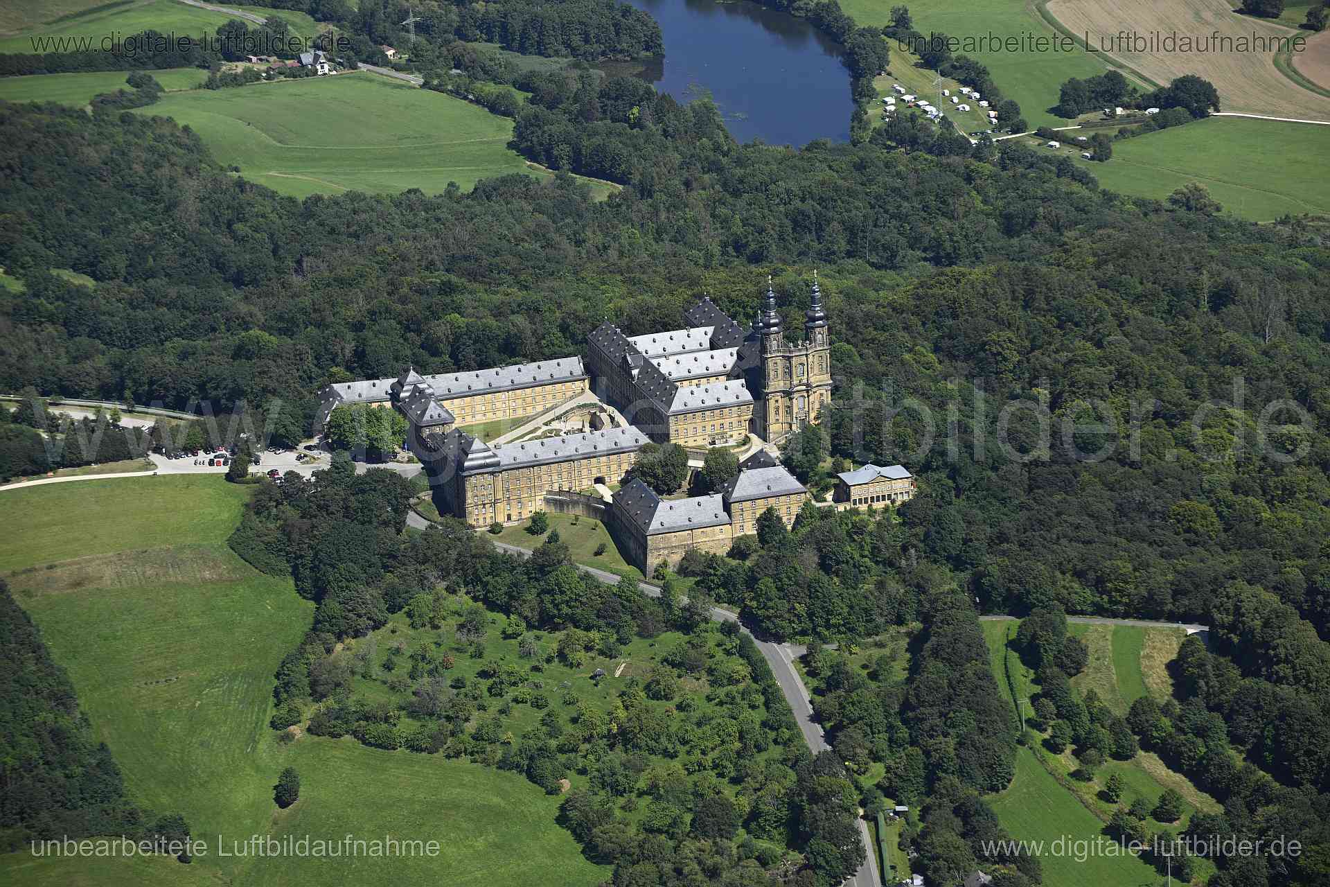 Titel: Kloster Banz, Bildnummer: n551610, Ort / Stadt: Bad Staffelstein, (Land)Kreis: Landkreis Lichtenfels, Regierungsbezirk: Oberfranken, Bundesland: Bayern, Aufnahmedatum: 11.08.2024, Schlagwörter: Deutschland, , Kloster Banz, Kloster, Pfarrhaus, Kirche, Kirchturm, Monat: August, Jahreszeit: Sommer, Tageszeit: Mittag / Nachmittag, Jahr: 2024, Flug ID: 20240811, Bildstatus: unbearbeitetes Rohbild, Bildabmessung: 8256 x 5504 Pixel, Fotograf & Copyright: Oliver Acker