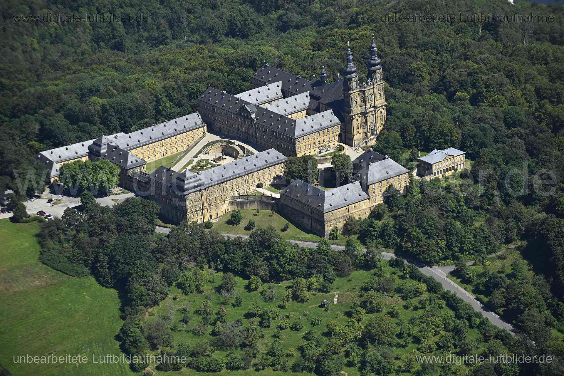Titel: Kloster Banz, Bildnummer: n551630, Ort / Stadt: Bad Staffelstein, (Land)Kreis: Landkreis Lichtenfels, Regierungsbezirk: Oberfranken, Bundesland: Bayern, Aufnahmedatum: 11.08.2024, Schlagwörter: Deutschland, , Kloster Banz, Kloster, Pfarrhaus, Kirche, Kirchturm, Monat: August, Jahreszeit: Sommer, Tageszeit: Mittag / Nachmittag, Jahr: 2024, Flug ID: 20240811, Bildstatus: unbearbeitetes Rohbild, Bildabmessung: 8256 x 5504 Pixel, Fotograf & Copyright: Oliver Acker