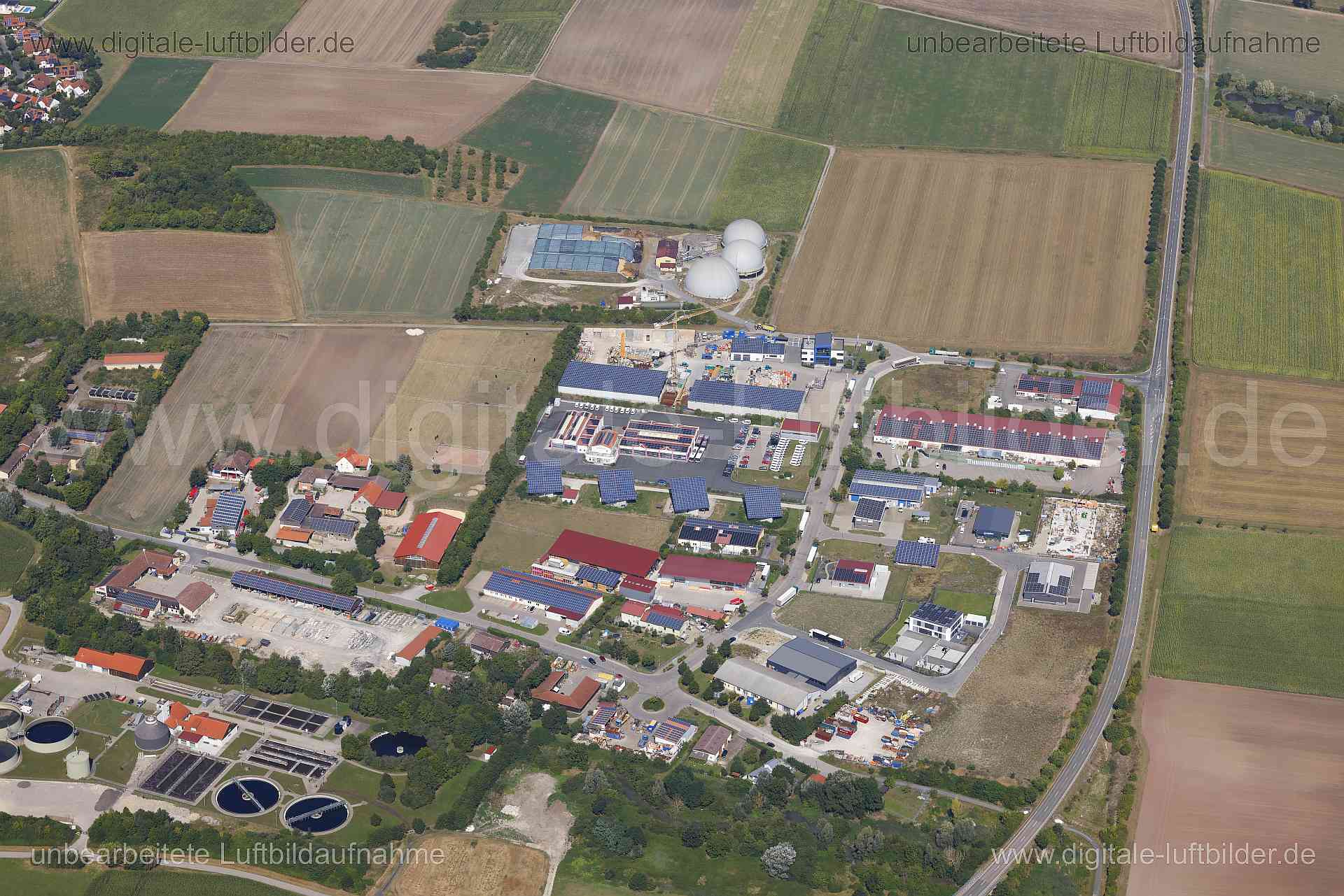 Titel: Bad Windsheim, Bildnummer: c560520, Ort / Stadt: Bad Windsheim, (Land)Kreis: Landkreis Neustadt an der Aisch-Bad Windsheim, Regierungsbezirk: Mittelfranken, Bundesland: Bayern, Aufnahmedatum: 24.08.2024, Schlagwörter: Deutschland, , Bad Windsheim, Gewerbegebiet, Photovoltaik, Stromgewinnung, Sonnenenergie, Solarstrom, Grüne Energie, Erneuerbare Energie, Photovoltaikanlage, Biogasanlage, Monat: August, Jahreszeit: Sommer, Tageszeit: Mittag / Nachmittag, Jahr: 2024, Flug ID: 20240824, Bilds