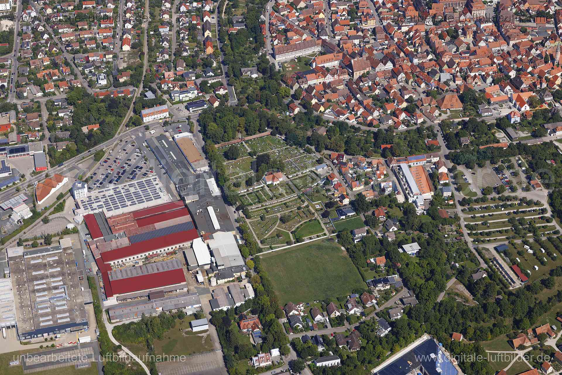 Titel: Bad Windsheim, Bildnummer: c560620, Ort / Stadt: Bad Windsheim, (Land)Kreis: Landkreis Neustadt an der Aisch-Bad Windsheim, Regierungsbezirk: Mittelfranken, Bundesland: Bayern, Aufnahmedatum: 24.08.2024, Schlagwörter: Deutschland, , Friedhof, Aussegnungskapelle, Schmotzer-Hallen, Kaufland, Monat: August, Jahreszeit: Sommer, Tageszeit: Mittag / Nachmittag, Jahr: 2024, Flug ID: 20240824, Bildstatus: unbearbeitetes Rohbild, Bildabmessung: 8192 x 5464 Pixel, Fotograf & Copyright: Oliver Acker