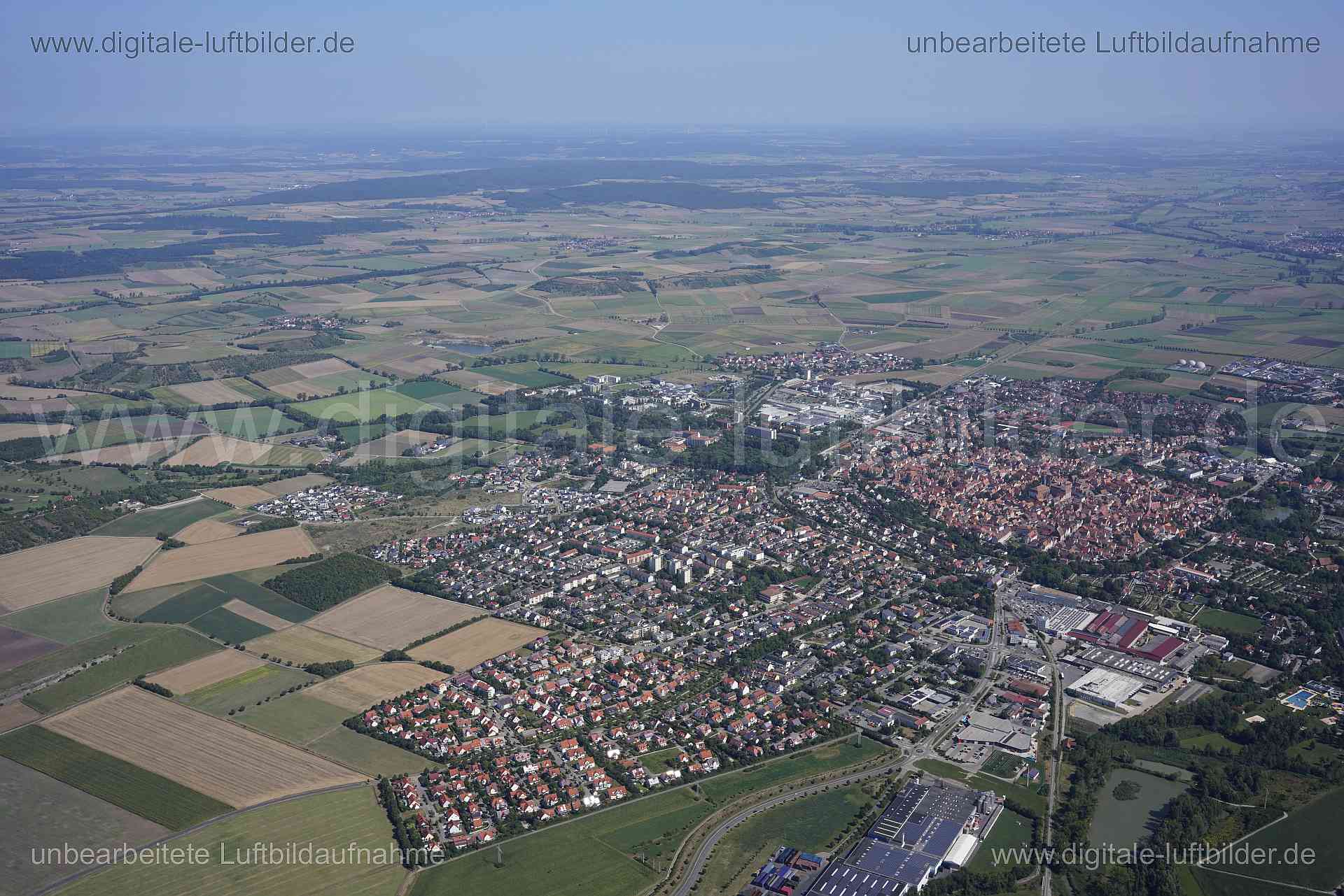 Titel: Bad Windsheim, Bildnummer: s560210, Ort / Stadt: Bad Windsheim, (Land)Kreis: Landkreis Neustadt an der Aisch-Bad Windsheim, Regierungsbezirk: Mittelfranken, Bundesland: Bayern, Aufnahmedatum: 24.08.2024, Schlagwörter: Deutschland, , Himmel, Panorama, Horizont, Monat: August, Jahreszeit: Sommer, Tageszeit: Mittag / Nachmittag, Jahr: 2024, Flug ID: 20240824, Bildstatus: unbearbeitetes Rohbild, Bildabmessung: 7952 x 5304 Pixel, Fotograf & Copyright: Oliver Acker