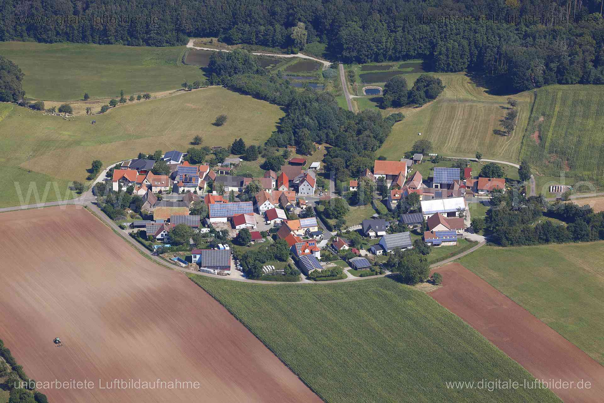 Titel: Eichelberg, Bildnummer: c560450, Ort / Stadt: Bad Windsheim, (Land)Kreis: Landkreis Neustadt an der Aisch-Bad Windsheim, Regierungsbezirk: Mittelfranken, Bundesland: Bayern, Aufnahmedatum: 24.08.2024, Schlagwörter: Deutschland, , Eichelberg, Dorf, Monat: August, Jahreszeit: Sommer, Tageszeit: Mittag / Nachmittag, Jahr: 2024, Flug ID: 20240824, Bildstatus: unbearbeitetes Rohbild, Bildabmessung: 8192 x 5464 Pixel, Fotograf & Copyright: Oliver Acker