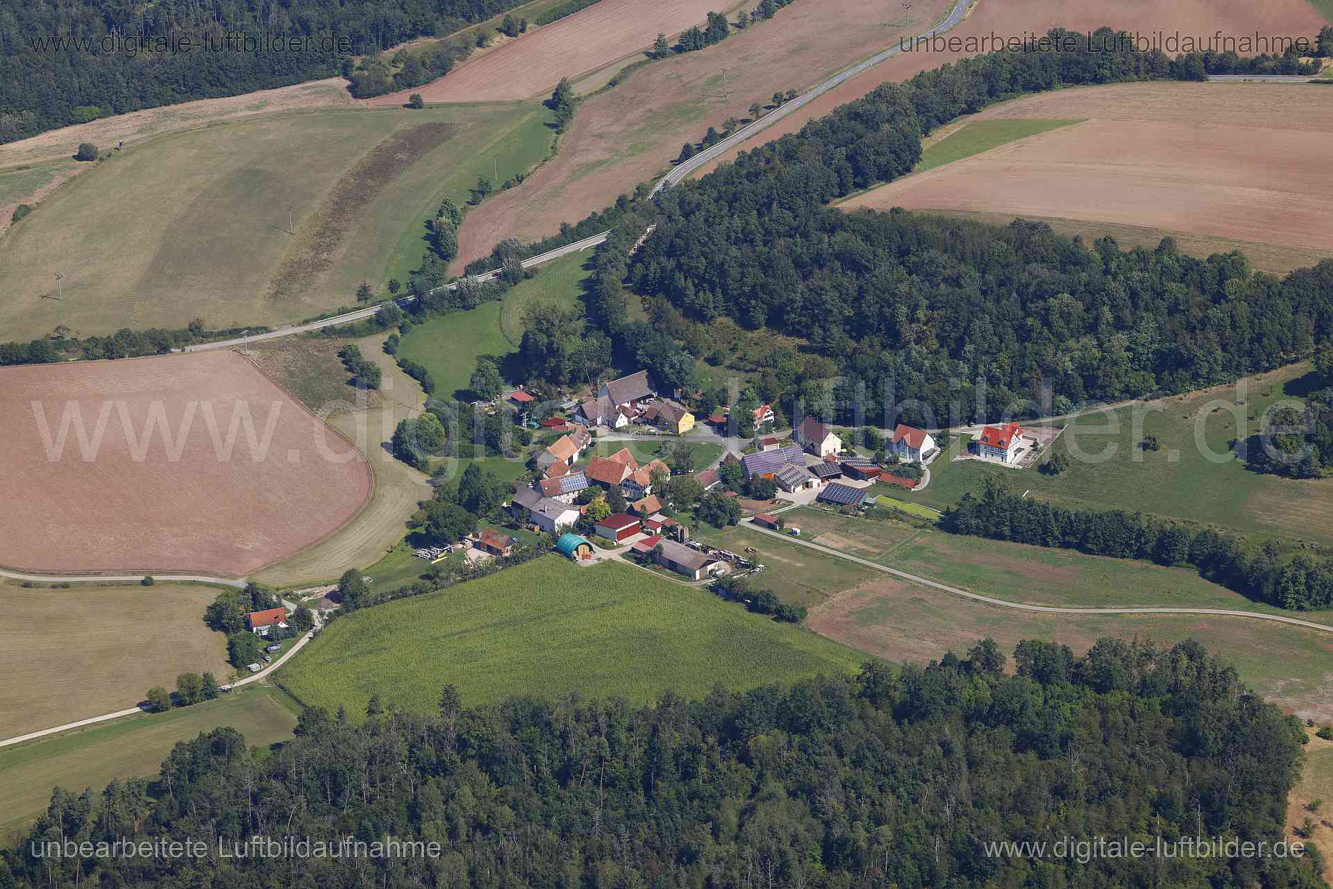 Titel: Holzhausen, Bildnummer: c560470, Ort / Stadt: Bad Windsheim, (Land)Kreis: Landkreis Neustadt an der Aisch-Bad Windsheim, Regierungsbezirk: Mittelfranken, Bundesland: Bayern, Aufnahmedatum: 24.08.2024, Schlagwörter: Deutschland, , Holzhausen, Dorf, Monat: August, Jahreszeit: Sommer, Tageszeit: Mittag / Nachmittag, Jahr: 2024, Flug ID: 20240824, Bildstatus: unbearbeitetes Rohbild, Bildabmessung: 8192 x 5464 Pixel, Fotograf & Copyright: Oliver Acker