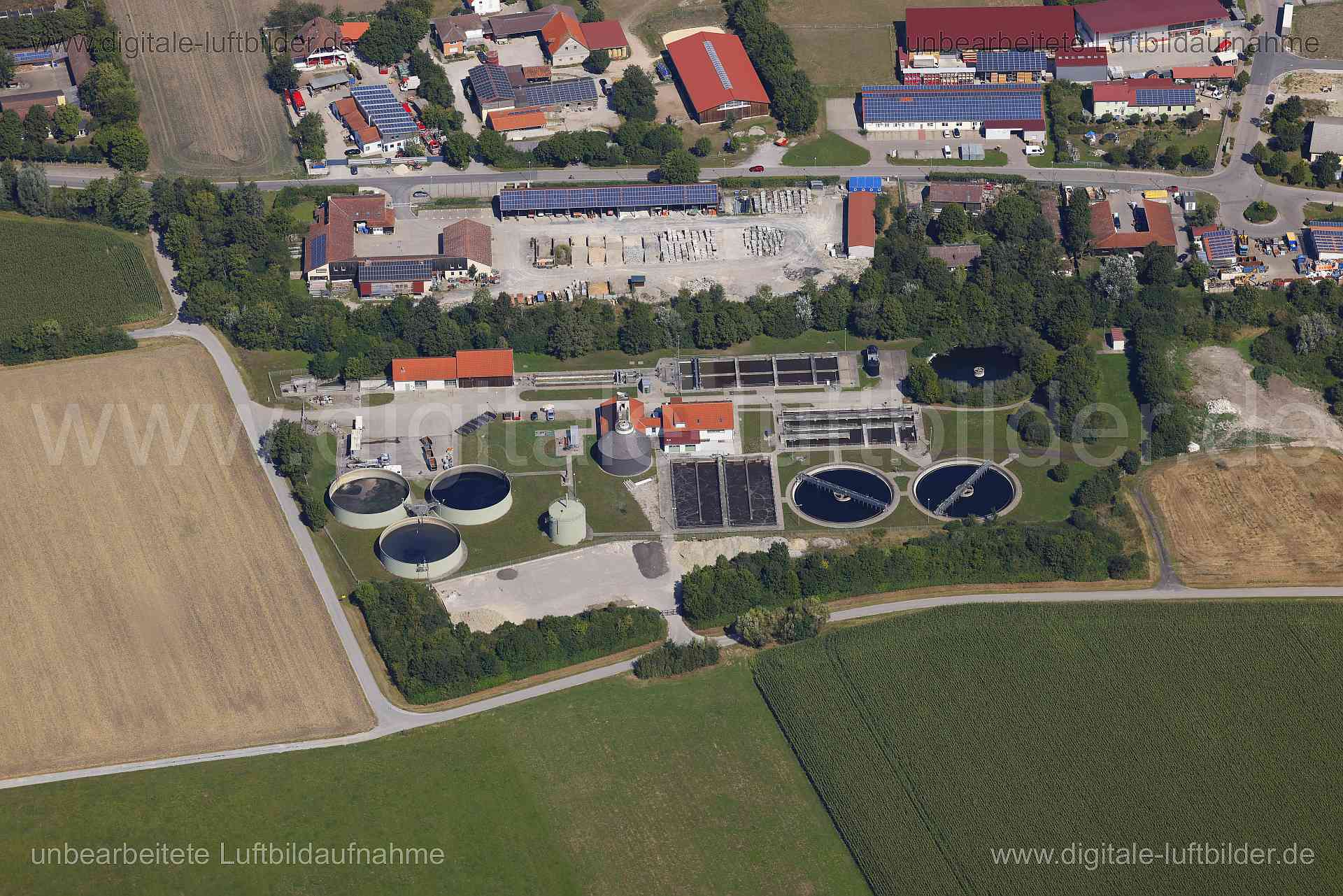 Titel: Klärwerk Bad Windsheim, Bildnummer: c560550, Ort / Stadt: Bad Windsheim, (Land)Kreis: Landkreis Neustadt an der Aisch-Bad Windsheim, Regierungsbezirk: Mittelfranken, Bundesland: Bayern, Aufnahmedatum: 24.08.2024, Schlagwörter: Deutschland, , Klärwerk, Kläranlage, Klärbecken, Bauhof, Monat: August, Jahreszeit: Sommer, Tageszeit: Mittag / Nachmittag, Jahr: 2024, Flug ID: 20240824, Bildstatus: unbearbeitetes Rohbild, Bildabmessung: 8192 x 5464 Pixel, Fotograf & Copyright: Oliver Acker