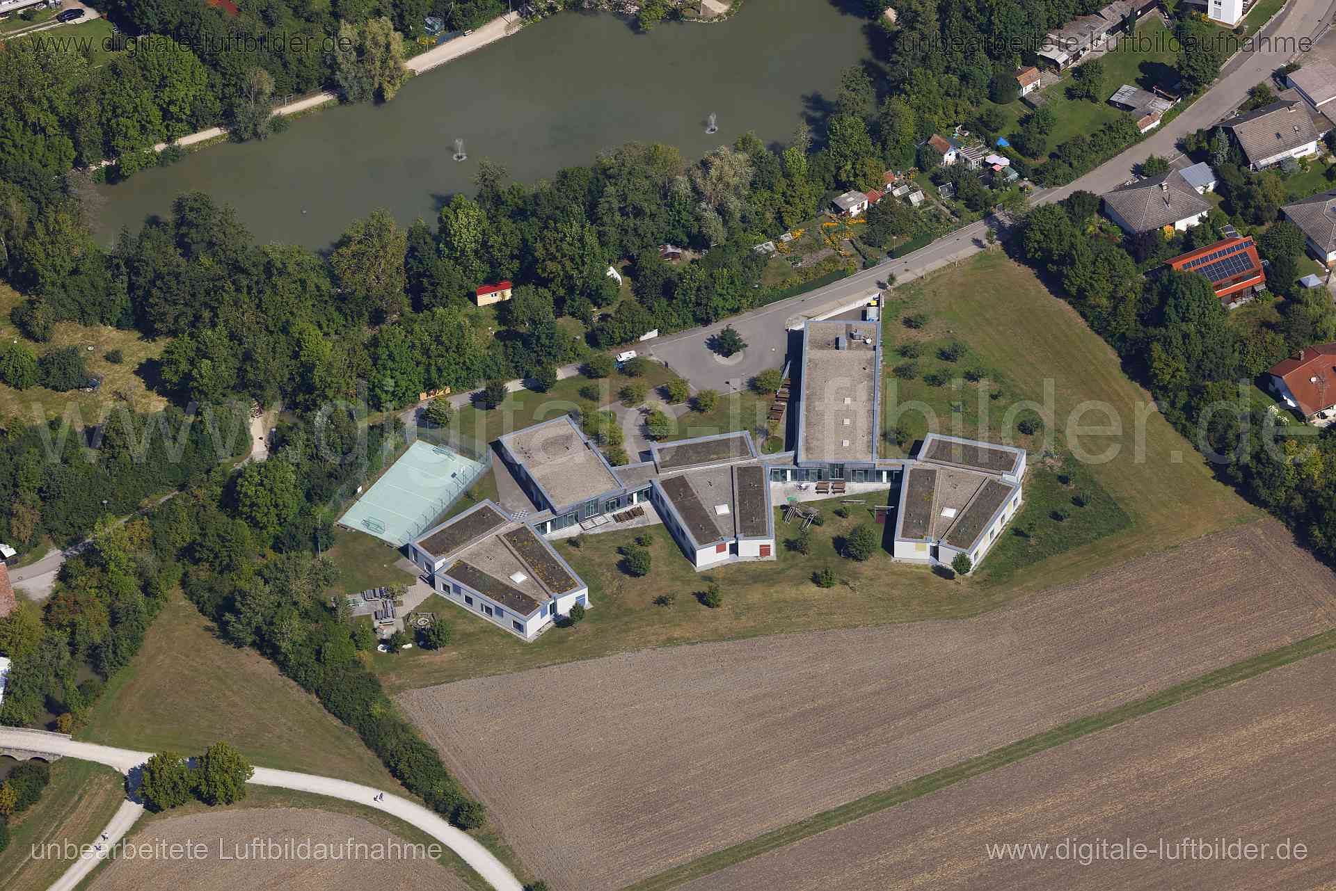 Titel: Schullandheim Bad Windsheim, Bildnummer: c560600, Ort / Stadt: Bad Windsheim, (Land)Kreis: Landkreis Neustadt an der Aisch-Bad Windsheim, Regierungsbezirk: Mittelfranken, Bundesland: Bayern, Aufnahmedatum: 24.08.2024, Schlagwörter: Deutschland, , Schullandheim Bad Windsheim, Schullandheim, Winterung, See, Weiher, Architektur, Monat: August, Jahreszeit: Sommer, Tageszeit: Mittag / Nachmittag, Jahr: 2024, Flug ID: 20240824, Bildstatus: unbearbeitetes Rohbild, Bildabmessung: 8192 x 5464 Pixe