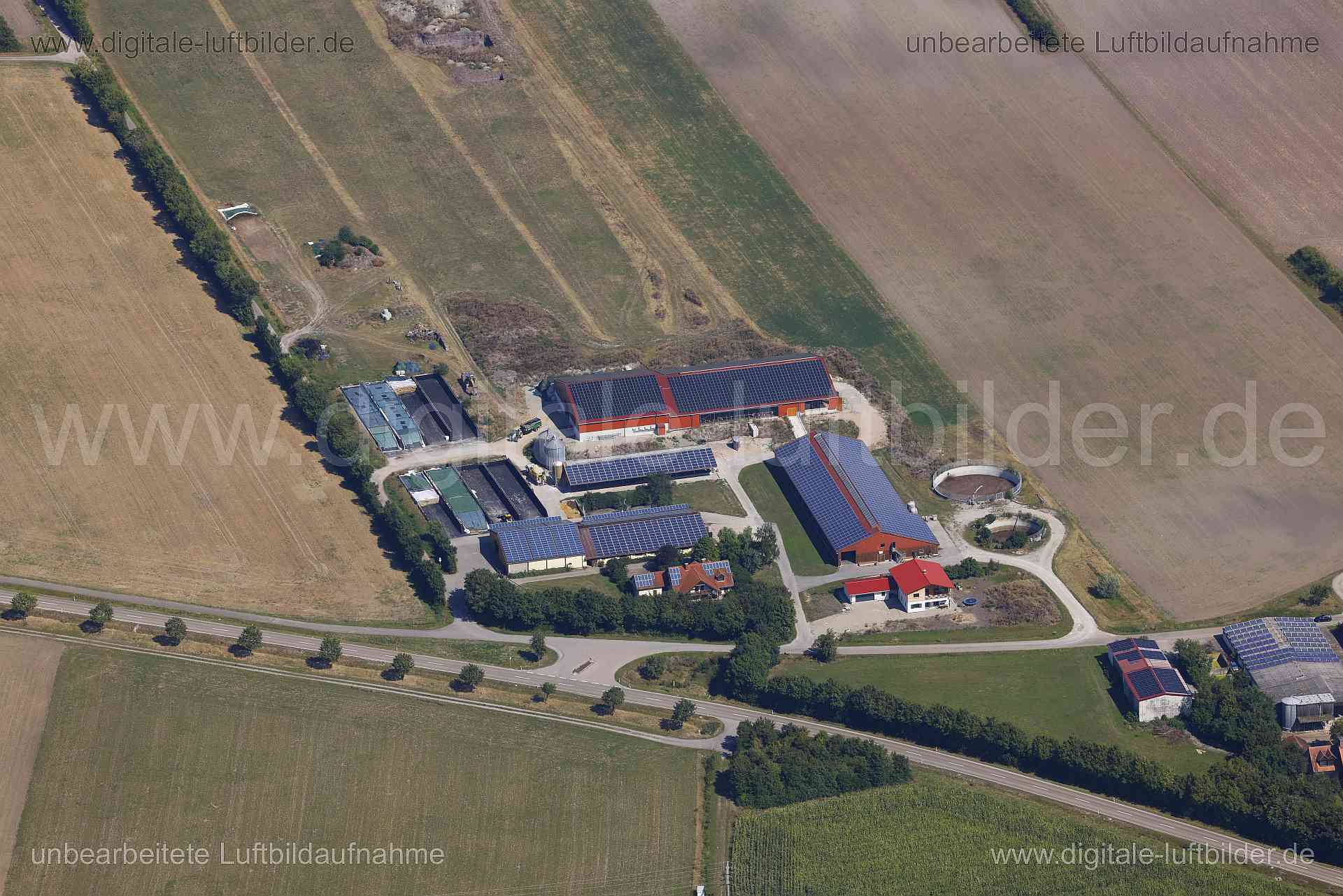 Titel: Wiebelsheim, Bildnummer: c560700, Ort / Stadt: Bad Windsheim, (Land)Kreis: Landkreis Neustadt an der Aisch-Bad Windsheim, Regierungsbezirk: Mittelfranken, Bundesland: Bayern, Aufnahmedatum: 24.08.2024, Schlagwörter: Deutschland, , Wiebelsheim, Dorf, Photovoltaik, Stromgewinnung, Sonnenenergie, Solarstrom, Grüne Energie, Erneuerbare Energie, Photovoltaikanlage, Monat: August, Jahreszeit: Sommer, Tageszeit: Mittag / Nachmittag, Jahr: 2024, Flug ID: 20240824, Bildstatus: unbearbeitetes Rohbi