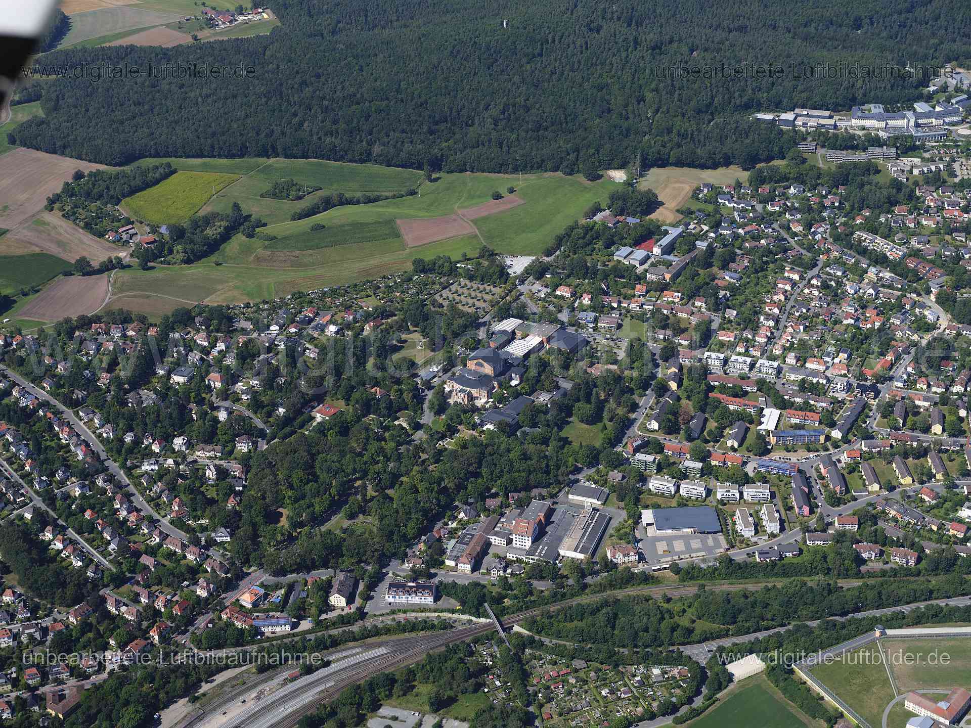 Titel: Bayreuth, Bildnummer: f553120, Ort / Stadt: Bayreuth, (Land)Kreis: kreisfreie Stadt Bayreuth, Regierungsbezirk: Oberfranken, Bundesland: Bayern, Aufnahmedatum: 11.08.2024, Schlagwörter: Deutschland, , Festspiielhaus Bayreuth, Festspielpark, Bürgerreuth, Festspielhaus, Bayreuther Festspiele, Grünen Hügel, Richard-Wagner-Festspielhaus, Monat: August, Jahreszeit: Sommer, Tageszeit: Mittag / Nachmittag, Jahr: 2024, Flug ID: 20240811, Bildstatus: unbearbeitetes Rohbild, Bildabmessung: 11648 x 