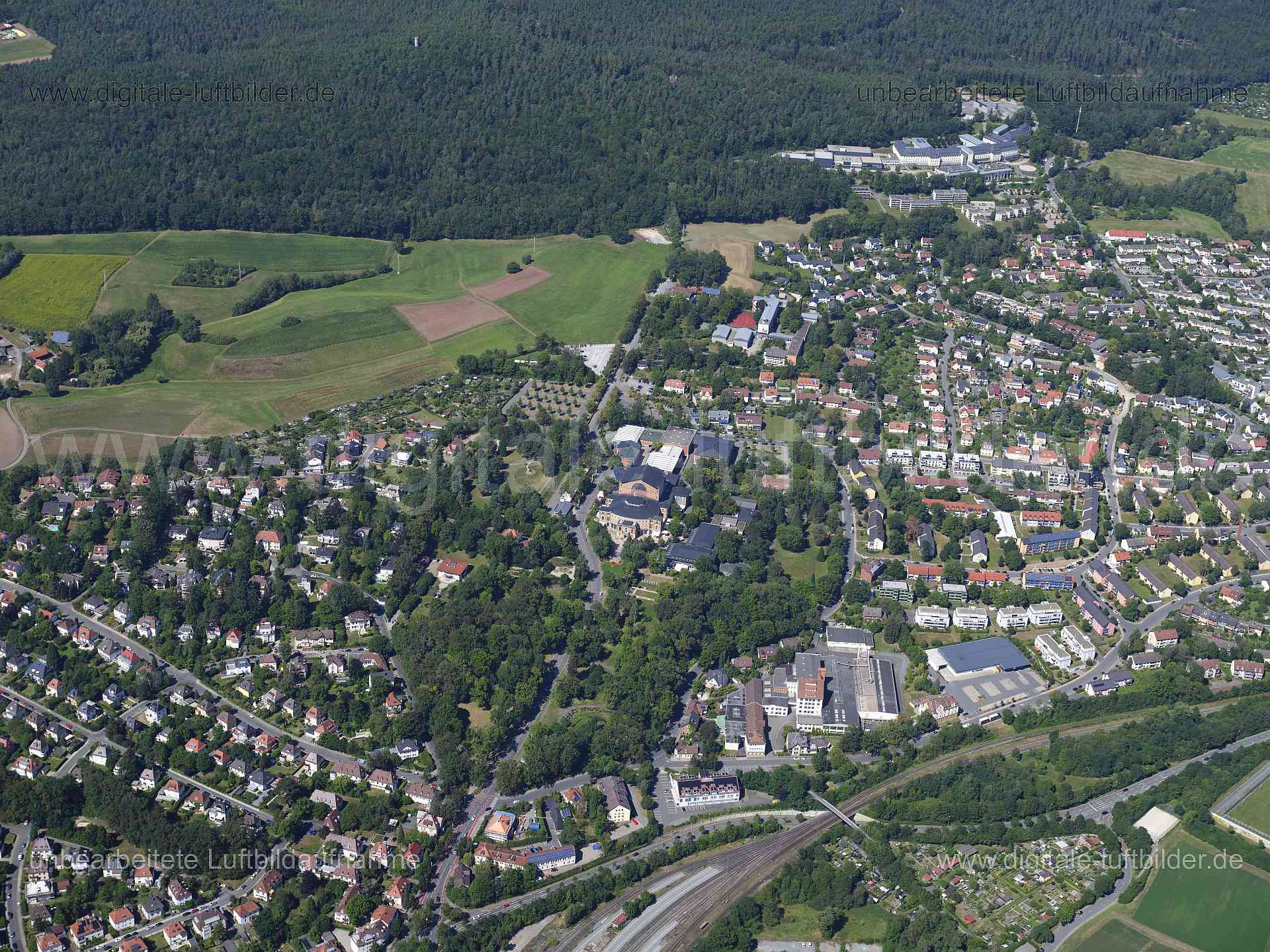 Titel: Bayreuth, Bildnummer: f553130, Ort / Stadt: Bayreuth, (Land)Kreis: kreisfreie Stadt Bayreuth, Regierungsbezirk: Oberfranken, Bundesland: Bayern, Aufnahmedatum: 11.08.2024, Schlagwörter: Deutschland, , Festspiielhaus Bayreuth, Festspielpark, Bürgerreuth, Festspielhaus, Bayreuther Festspiele, Grünen Hügel, Richard-Wagner-Festspielhaus, Monat: August, Jahreszeit: Sommer, Tageszeit: Mittag / Nachmittag, Jahr: 2024, Flug ID: 20240811, Bildstatus: unbearbeitetes Rohbild, Bildabmessung: 11648 x 