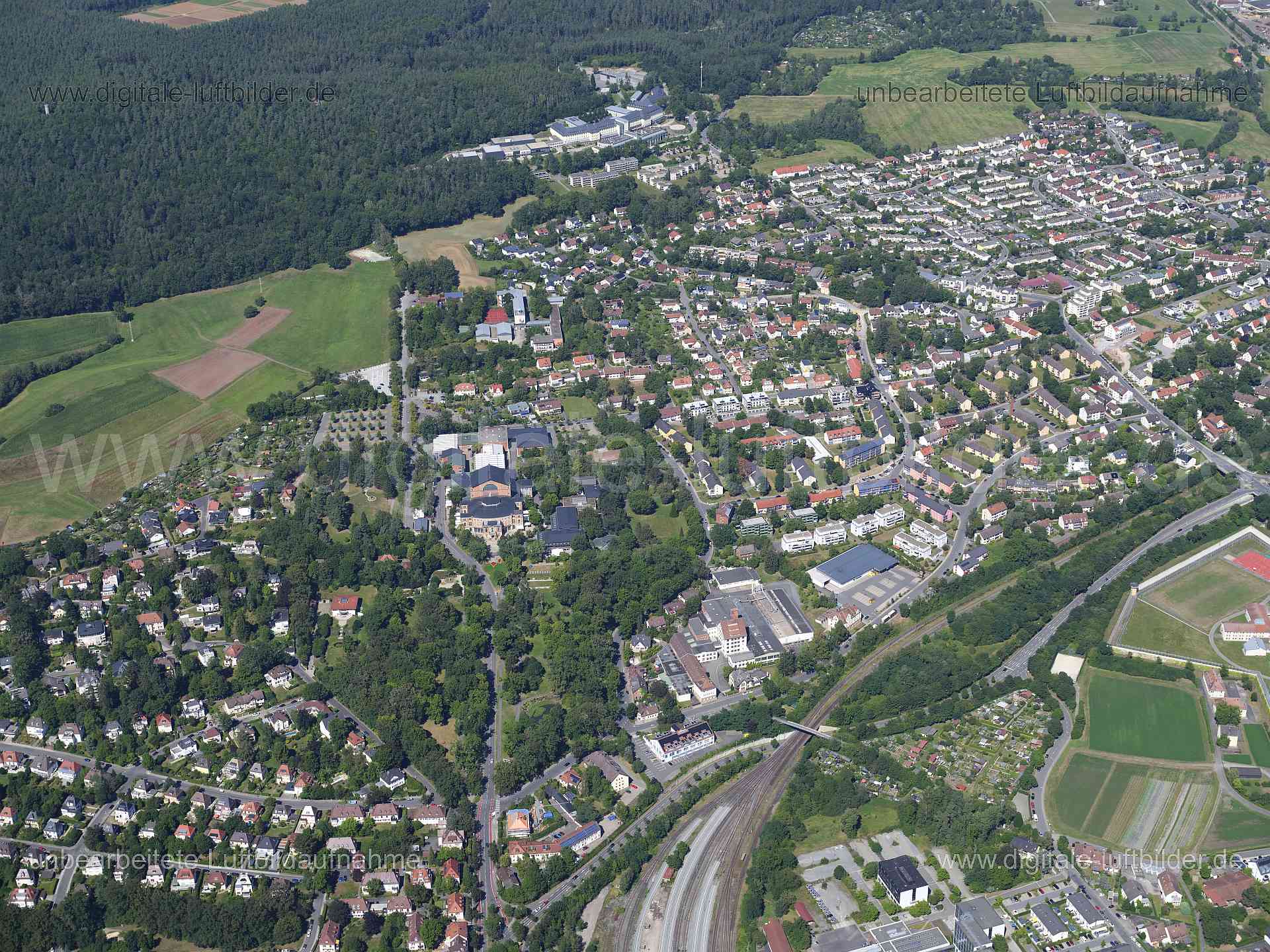 Titel: Bayreuth, Bildnummer: f553140, Ort / Stadt: Bayreuth, (Land)Kreis: kreisfreie Stadt Bayreuth, Regierungsbezirk: Oberfranken, Bundesland: Bayern, Aufnahmedatum: 11.08.2024, Schlagwörter: Deutschland, , Festspiielhaus Bayreuth, Festspielpark, Bürgerreuth, Festspielhaus, Bayreuther Festspiele, Grünen Hügel, Richard-Wagner-Festspielhaus, Monat: August, Jahreszeit: Sommer, Tageszeit: Mittag / Nachmittag, Jahr: 2024, Flug ID: 20240811, Bildstatus: unbearbeitetes Rohbild, Bildabmessung: 11648 x 
