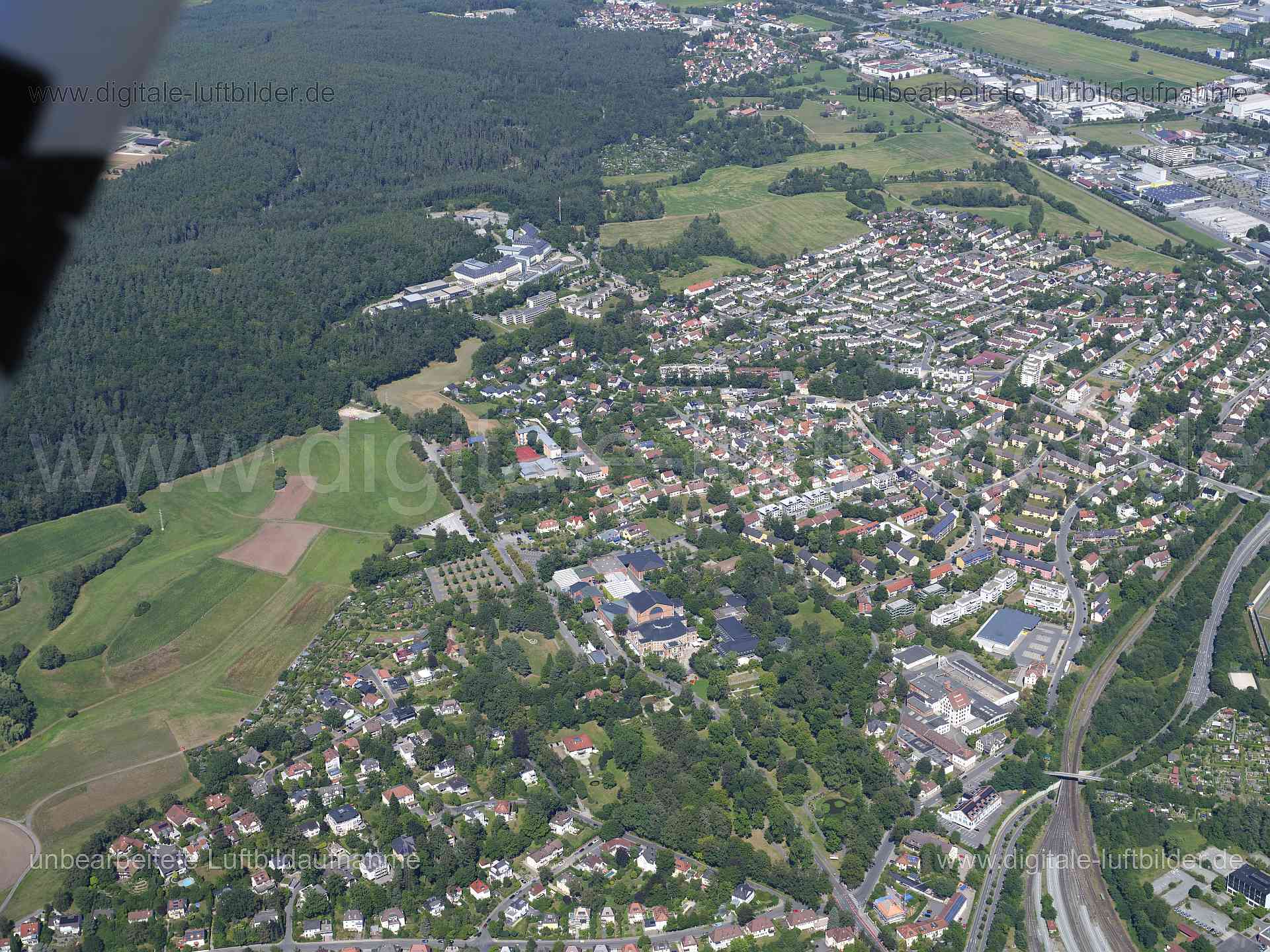 Titel: Bayreuth, Bildnummer: f553170, Ort / Stadt: Bayreuth, (Land)Kreis: kreisfreie Stadt Bayreuth, Regierungsbezirk: Oberfranken, Bundesland: Bayern, Aufnahmedatum: 11.08.2024, Schlagwörter: Deutschland, , Festspiielhaus Bayreuth, Festspielpark, Bürgerreuth, Festspielhaus, Bayreuther Festspiele, Grünen Hügel, Richard-Wagner-Festspielhaus, Monat: August, Jahreszeit: Sommer, Tageszeit: Mittag / Nachmittag, Jahr: 2024, Flug ID: 20240811, Bildstatus: unbearbeitetes Rohbild, Bildabmessung: 11648 x 