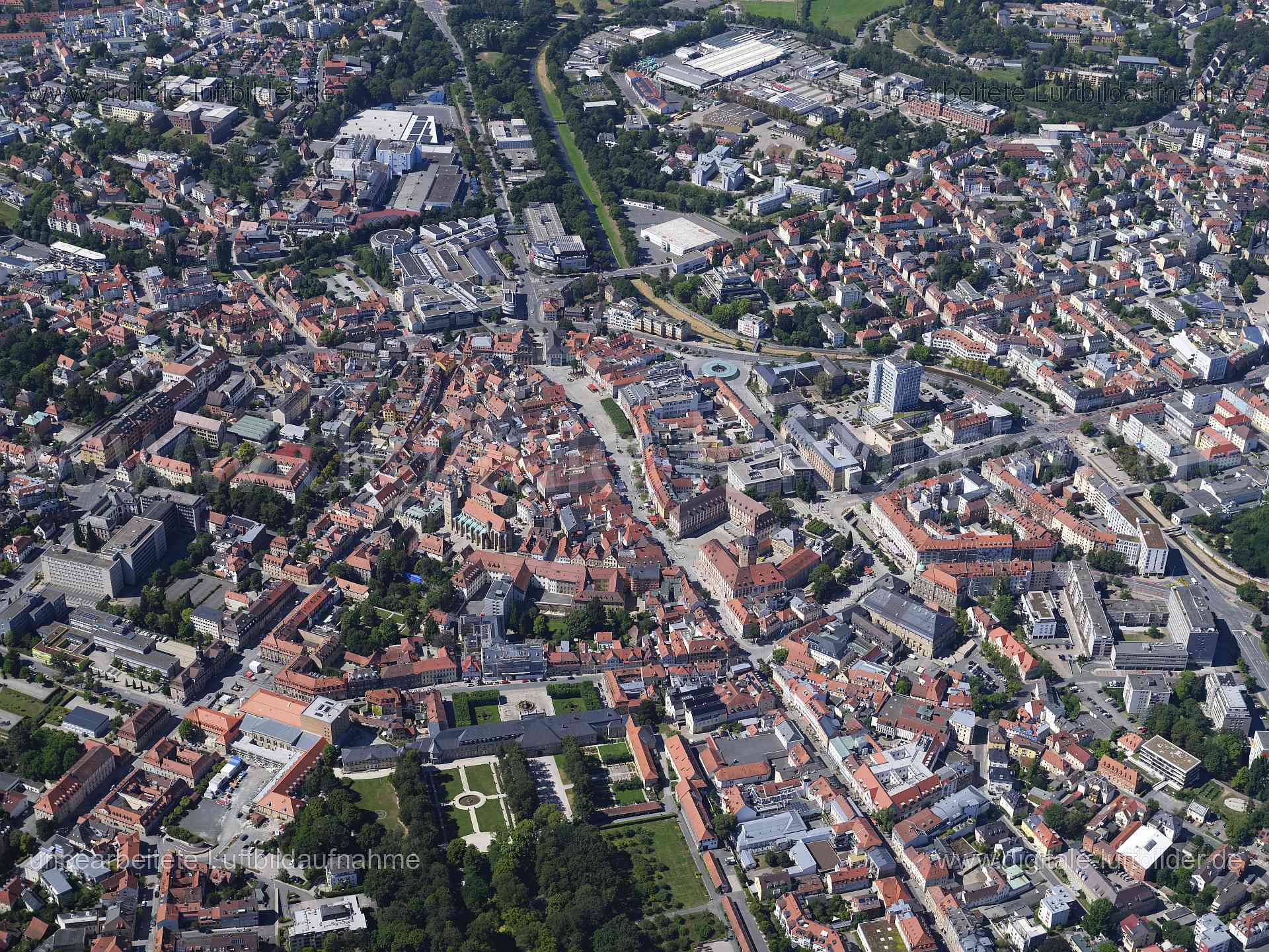 Titel: Bayreuth, Bildnummer: f553210, Ort / Stadt: Bayreuth, (Land)Kreis: kreisfreie Stadt Bayreuth, Regierungsbezirk: Oberfranken, Bundesland: Bayern, Aufnahmedatum: 11.08.2024, Schlagwörter: Deutschland, , Altstadt, Altes Schloss, Monat: August, Jahreszeit: Sommer, Tageszeit: Mittag / Nachmittag, Jahr: 2024, Flug ID: 20240811, Bildstatus: unbearbeitetes Rohbild, Bildabmessung: 11648 x 8736 Pixel, Fotograf & Copyright: Oliver Acker
