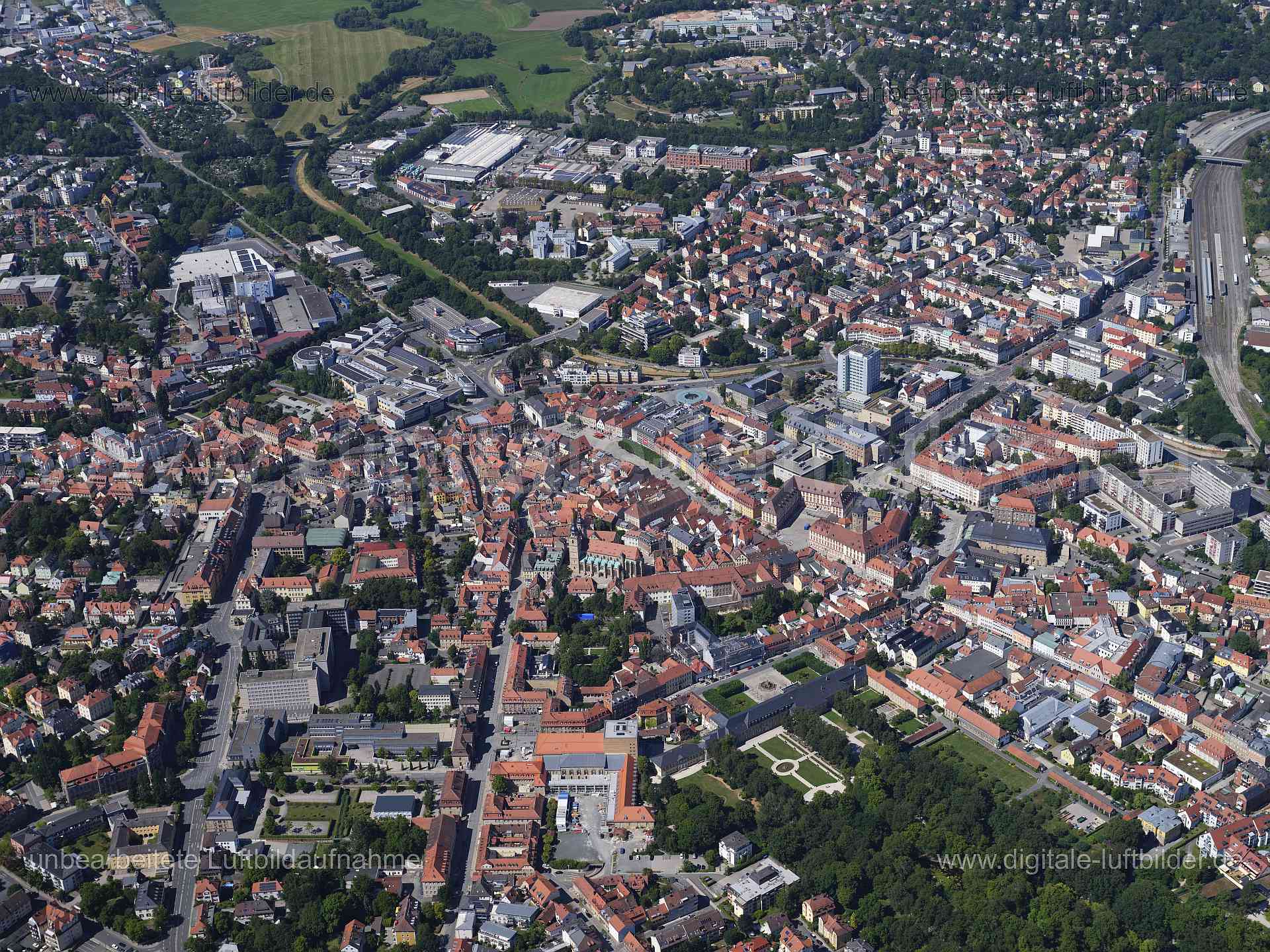 Titel: Bayreuth, Bildnummer: f553230, Ort / Stadt: Bayreuth, (Land)Kreis: kreisfreie Stadt Bayreuth, Regierungsbezirk: Oberfranken, Bundesland: Bayern, Aufnahmedatum: 11.08.2024, Schlagwörter: Deutschland, , Altstadt, Altes Schloss, Monat: August, Jahreszeit: Sommer, Tageszeit: Mittag / Nachmittag, Jahr: 2024, Flug ID: 20240811, Bildstatus: unbearbeitetes Rohbild, Bildabmessung: 11648 x 8736 Pixel, Fotograf & Copyright: Oliver Acker