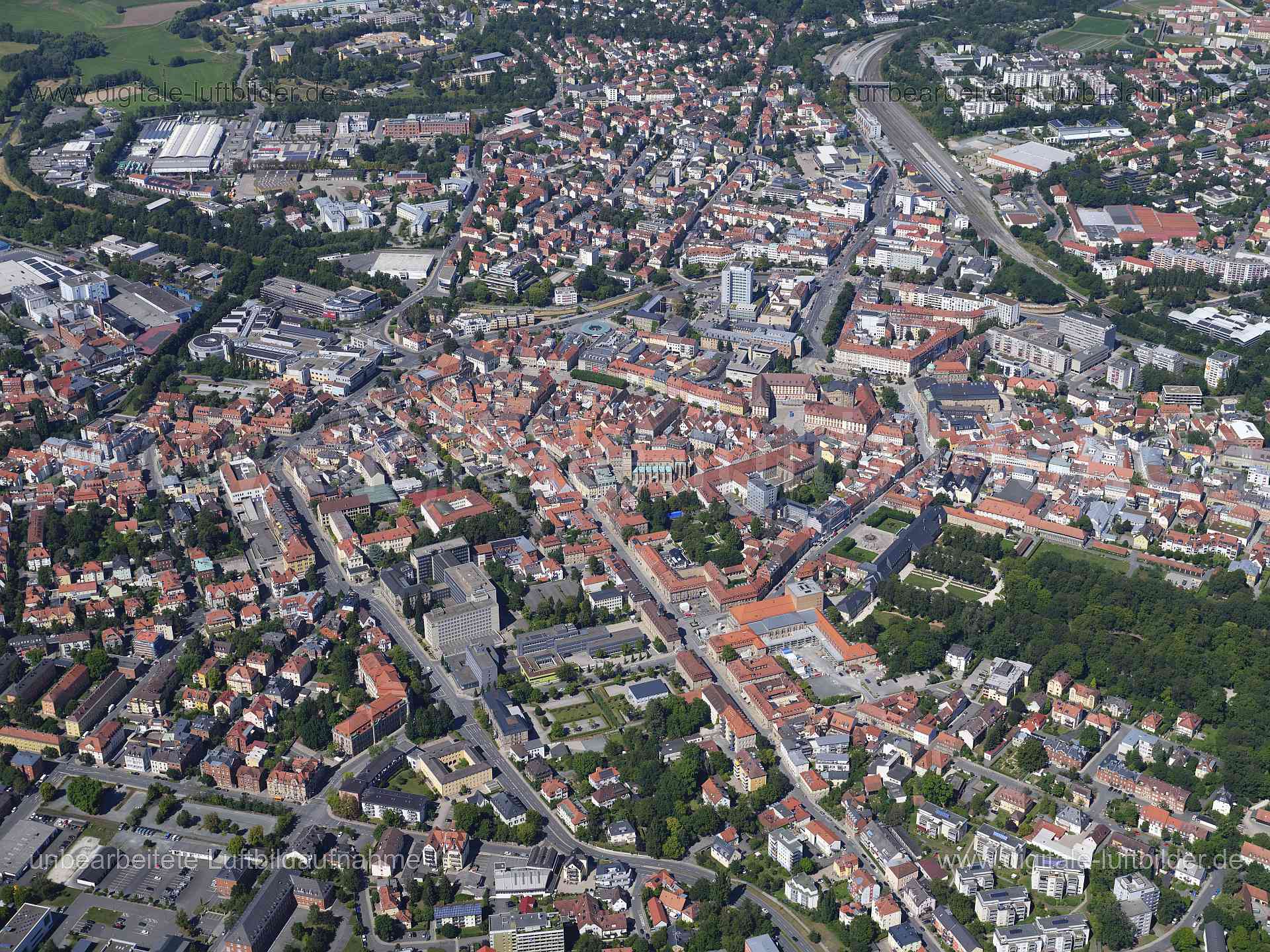 Titel: Bayreuth, Bildnummer: f553250, Ort / Stadt: Bayreuth, (Land)Kreis: kreisfreie Stadt Bayreuth, Regierungsbezirk: Oberfranken, Bundesland: Bayern, Aufnahmedatum: 11.08.2024, Schlagwörter: Deutschland, , Altstadt, Altes Schloss, Panorama, Neues Schloss, Risidenzplatz, Im Hofgarten, Monat: August, Jahreszeit: Sommer, Tageszeit: Mittag / Nachmittag, Jahr: 2024, Flug ID: 20240811, Bildstatus: unbearbeitetes Rohbild, Bildabmessung: 11648 x 8736 Pixel, Fotograf & Copyright: Oliver Acker
