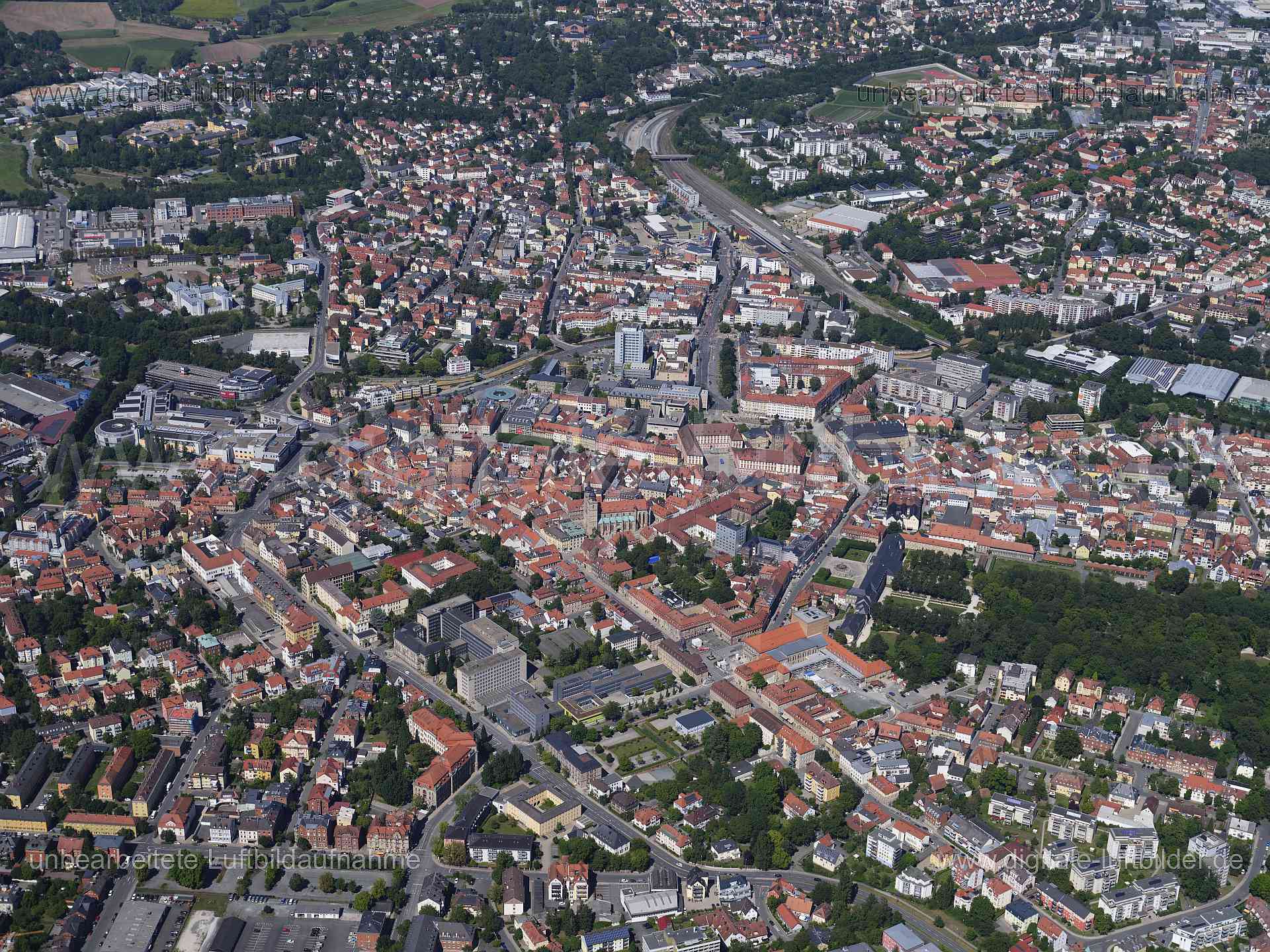 Titel: Bayreuth, Bildnummer: f553260, Ort / Stadt: Bayreuth, (Land)Kreis: kreisfreie Stadt Bayreuth, Regierungsbezirk: Oberfranken, Bundesland: Bayern, Aufnahmedatum: 11.08.2024, Schlagwörter: Deutschland, , Altstadt, Altes Schloss, Panorama, Neues Schloss, Risidenzplatz, Im Hofgarten, Monat: August, Jahreszeit: Sommer, Tageszeit: Mittag / Nachmittag, Jahr: 2024, Flug ID: 20240811, Bildstatus: unbearbeitetes Rohbild, Bildabmessung: 11648 x 8736 Pixel, Fotograf & Copyright: Oliver Acker