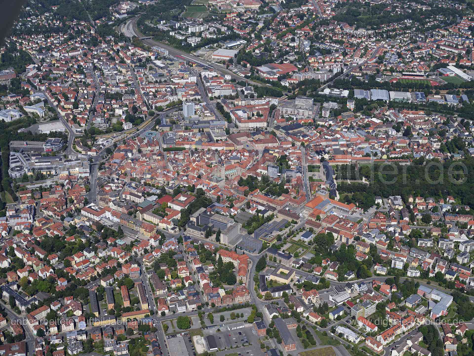 Titel: Bayreuth, Bildnummer: f553280, Ort / Stadt: Bayreuth, (Land)Kreis: kreisfreie Stadt Bayreuth, Regierungsbezirk: Oberfranken, Bundesland: Bayern, Aufnahmedatum: 11.08.2024, Schlagwörter: Deutschland, , Altstadt, Altes Schloss, Panorama, Neues Schloss, Risidenzplatz, Im Hofgarten, Monat: August, Jahreszeit: Sommer, Tageszeit: Mittag / Nachmittag, Jahr: 2024, Flug ID: 20240811, Bildstatus: unbearbeitetes Rohbild, Bildabmessung: 11648 x 8736 Pixel, Fotograf & Copyright: Oliver Acker