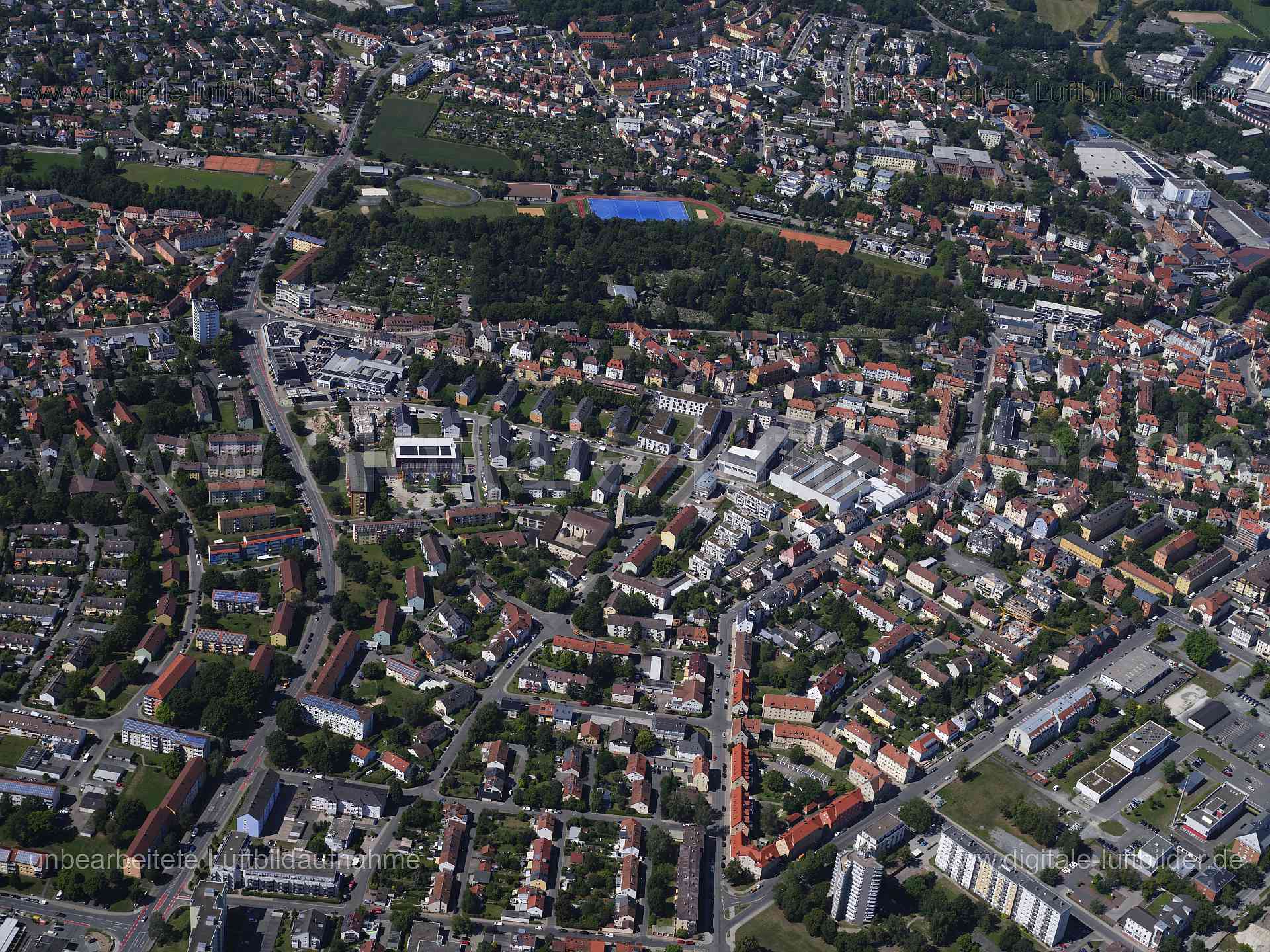 Titel: Bayreuth, Bildnummer: f553300, Ort / Stadt: Bayreuth, (Land)Kreis: kreisfreie Stadt Bayreuth, Regierungsbezirk: Oberfranken, Bundesland: Bayern, Aufnahmedatum: 11.08.2024, Schlagwörter: Deutschland, , Altstadt, Stadtfriedhof, Moritzhöfen, Monat: August, Jahreszeit: Sommer, Tageszeit: Mittag / Nachmittag, Jahr: 2024, Flug ID: 20240811, Bildstatus: unbearbeitetes Rohbild, Bildabmessung: 11648 x 8736 Pixel, Fotograf & Copyright: Oliver Acker