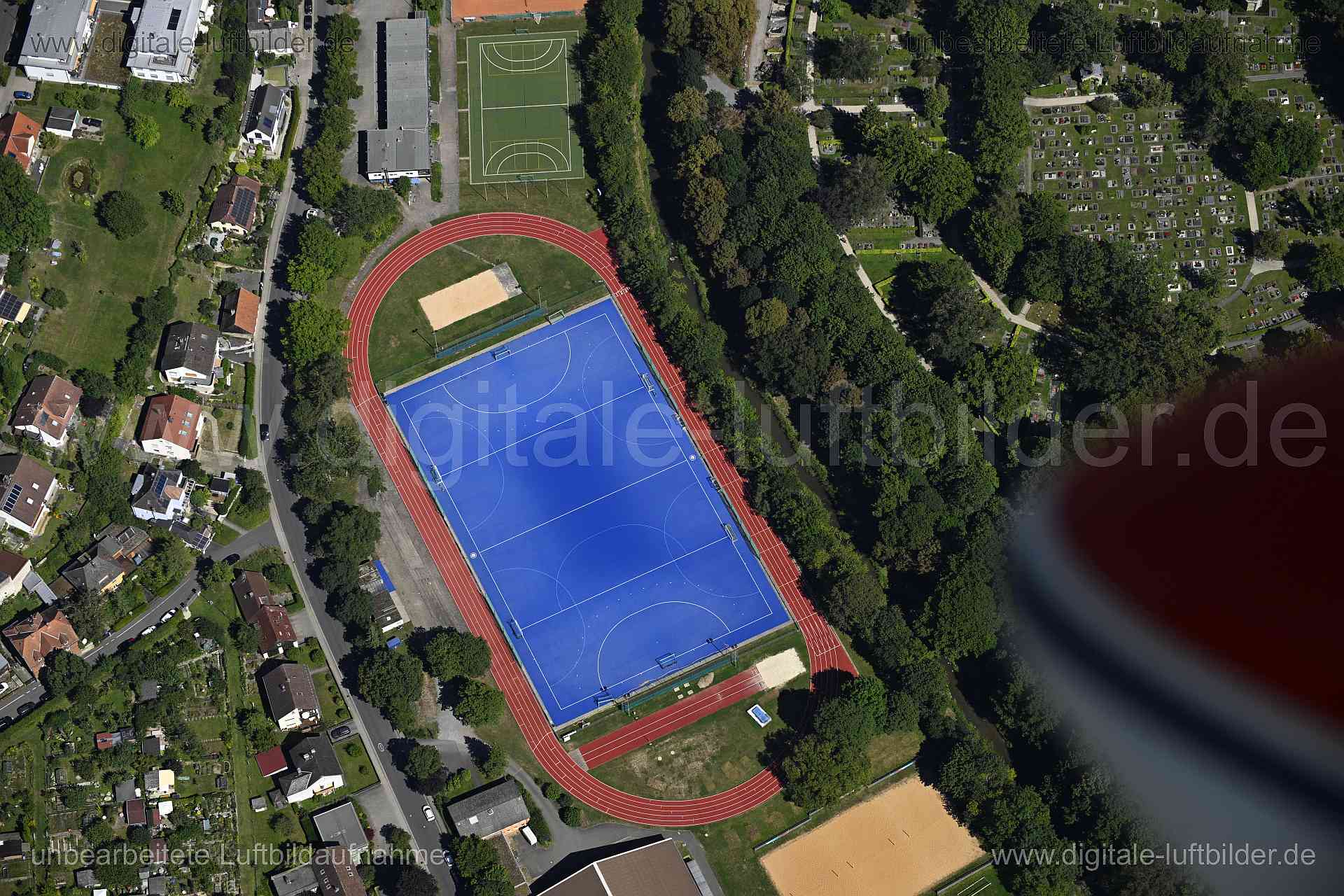Titel: Bayreuth - Sprtplatz, Bildnummer: n551740, Ort / Stadt: Bayreuth, (Land)Kreis: kreisfreie Stadt Bayreuth, Regierungsbezirk: Oberfranken, Bundesland: Bayern, Aufnahmedatum: 11.08.2024, Schlagwörter: Deutschland, , Sportplatz, Blau, Sport, Monat: August, Jahreszeit: Sommer, Tageszeit: Mittag / Nachmittag, Jahr: 2024, Flug ID: 20240811, Bildstatus: unbearbeitetes Rohbild, Bildabmessung: 8256 x 5504 Pixel, Fotograf & Copyright: Oliver Acker