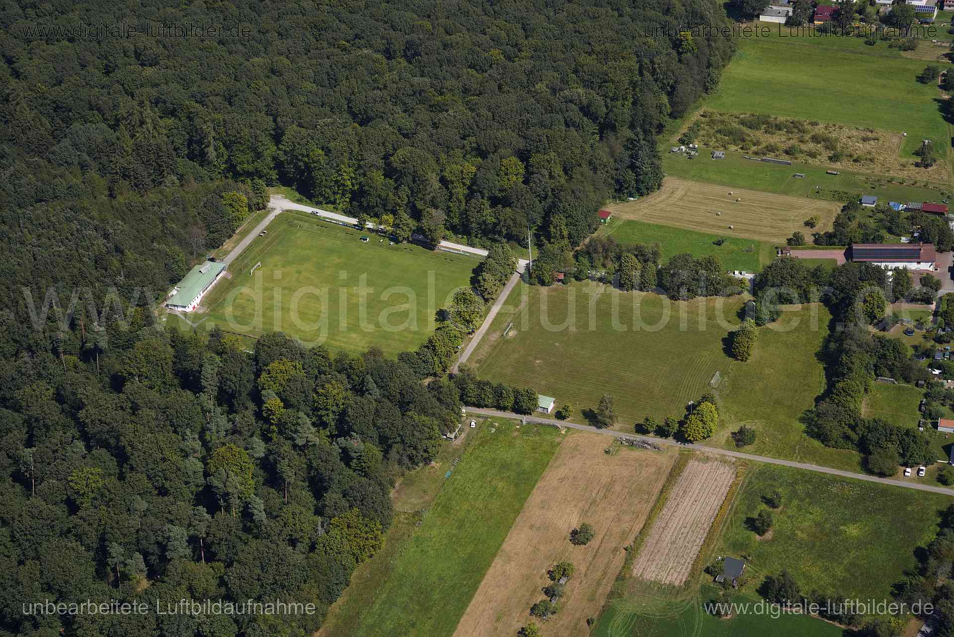 Titel: Sportgelände auf der Kreuzhöh, Bildnummer: s561350, Ort / Stadt: Bischbrunn, (Land)Kreis: Landkreis Main-Spessart, Regierungsbezirk: Unterfranken, Bundesland: Bayern, Aufnahmedatum: 24.08.2024, Schlagwörter: Deutschland, , Sportgelände auf der Kreuzhöh, Sportplatz, Monat: August, Jahreszeit: Sommer, Tageszeit: Mittag / Nachmittag, Jahr: 2024, Flug ID: 20240824, Bildstatus: unbearbeitetes Rohbild, Bildabmessung: 7952 x 5304 Pixel, Fotograf & Copyright: Oliver Acker