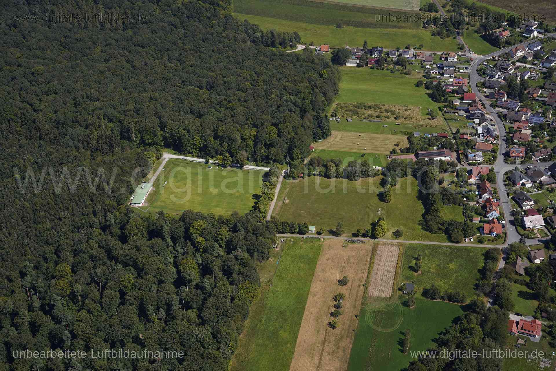 Titel: Sportgelände auf der Kreuzhöh, Bildnummer: s561360, Ort / Stadt: Bischbrunn, (Land)Kreis: Landkreis Main-Spessart, Regierungsbezirk: Unterfranken, Bundesland: Bayern, Aufnahmedatum: 24.08.2024, Schlagwörter: Deutschland, , Sportgelände auf der Kreuzhöh, Sportplatz, Monat: August, Jahreszeit: Sommer, Tageszeit: Mittag / Nachmittag, Jahr: 2024, Flug ID: 20240824, Bildstatus: unbearbeitetes Rohbild, Bildabmessung: 7952 x 5304 Pixel, Fotograf & Copyright: Oliver Acker