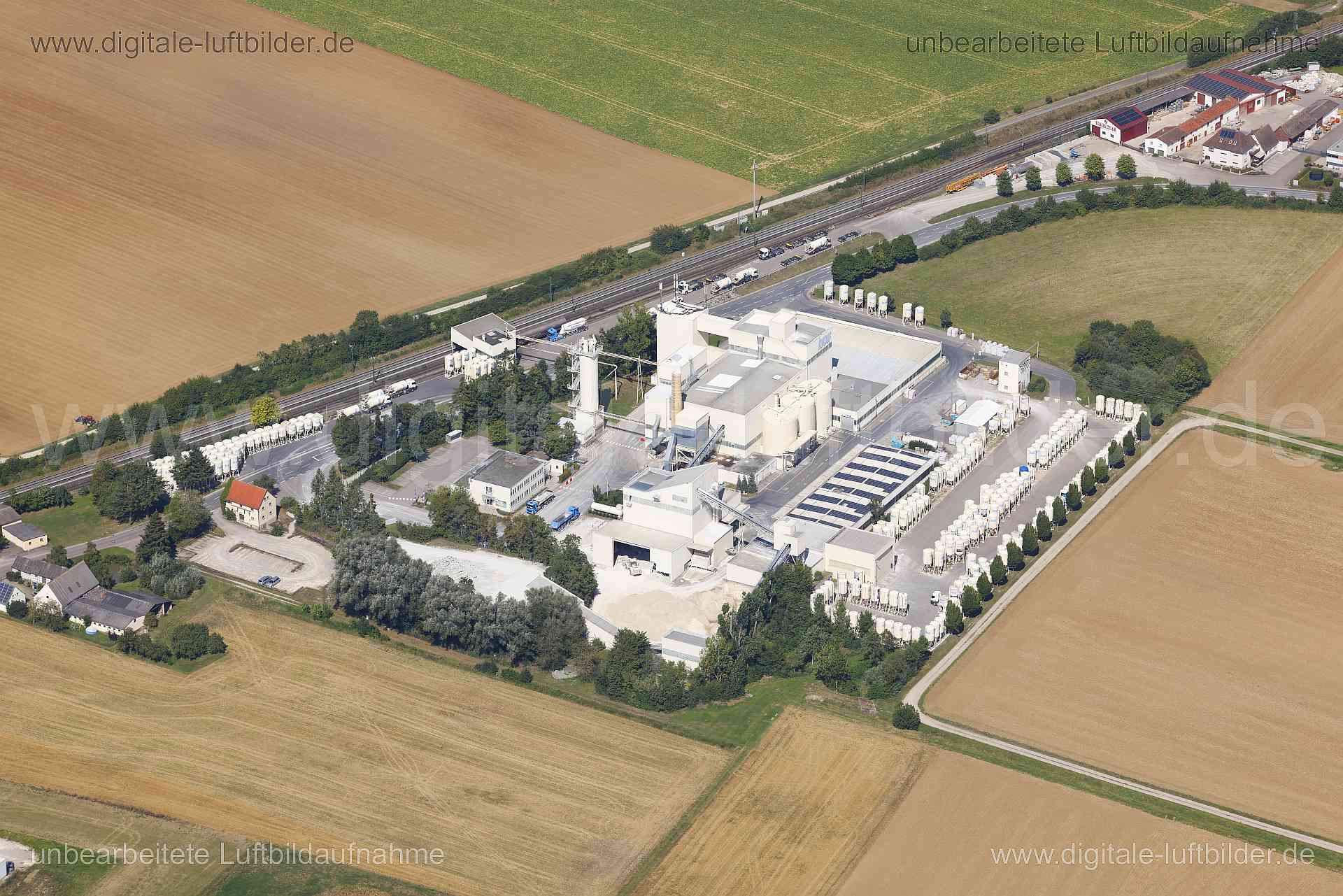 Titel: Gewerbegebiet Ermetzhofen Knauf, Bildnummer: c560810, Ort / Stadt: Burgbernheim, (Land)Kreis: Landkreis Neustadt an der Aisch-Bad Windsheim, Regierungsbezirk: Mittelfranken, Bundesland: Bayern, Aufnahmedatum: 24.08.2024, Schlagwörter: Deutschland, , Gewerbegebiet Ermetzhofen Knauf, Fabrik, Fabrikanlage, Bahn, Gleis, Güterverkehr, Monat: August, Jahreszeit: Sommer, Tageszeit: Mittag / Nachmittag, Jahr: 2024, Flug ID: 20240824, Bildstatus: unbearbeitetes Rohbild, Bildabmessung: 8192 x 5464 