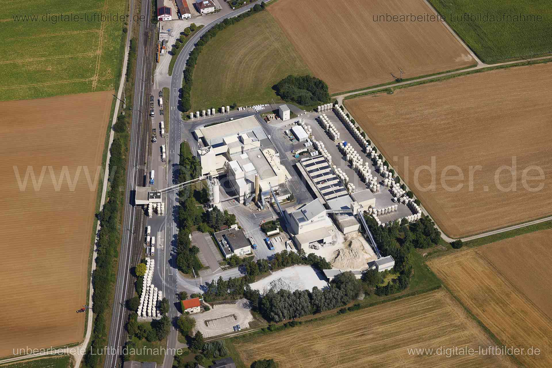 Titel: Gewerbegebiet Ermetzhofen Knauf, Bildnummer: c560840, Ort / Stadt: Burgbernheim, (Land)Kreis: Landkreis Neustadt an der Aisch-Bad Windsheim, Regierungsbezirk: Mittelfranken, Bundesland: Bayern, Aufnahmedatum: 24.08.2024, Schlagwörter: Deutschland, , Gewerbegebiet Ermetzhofen Knauf, Fabrik, Fabrikanlage, Bahn, Gleis, Güterverkehr, Monat: August, Jahreszeit: Sommer, Tageszeit: Mittag / Nachmittag, Jahr: 2024, Flug ID: 20240824, Bildstatus: unbearbeitetes Rohbild, Bildabmessung: 8192 x 5464 
