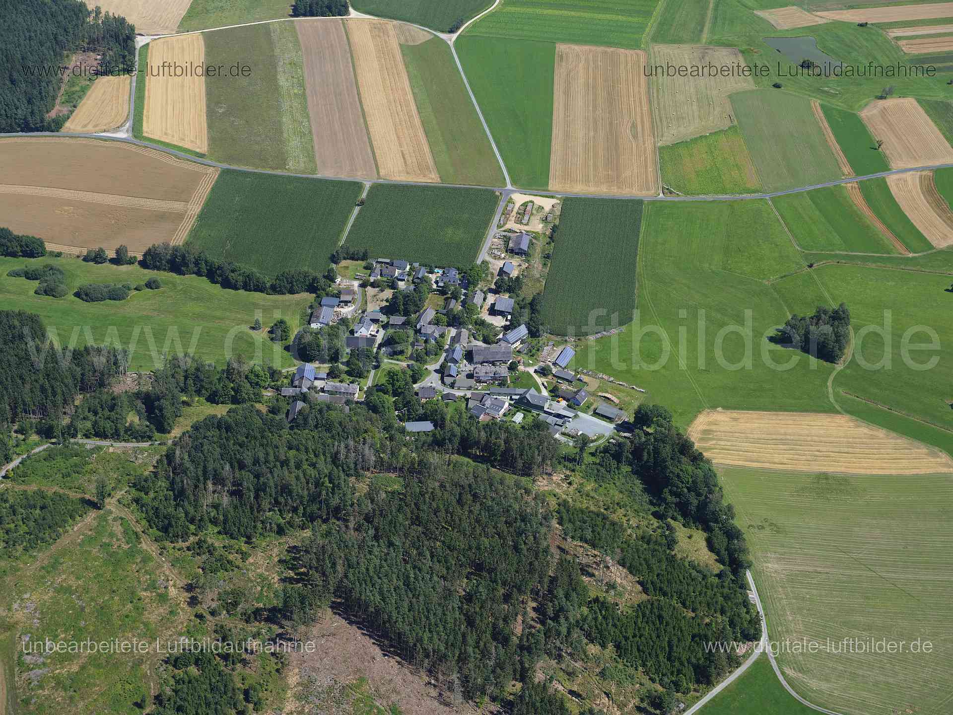 Titel: Dürnberg, Bildnummer: f551390, Ort / Stadt: Dürnberg, (Land)Kreis: Landkreis Wunsiedel im Fichtelgebirge, Regierungsbezirk: Oberfranken, Bundesland: Bayern, Aufnahmedatum: 11.08.2024, Schlagwörter: Deutschland, , Dürnberg, Dorf, Monat: August, Jahreszeit: Sommer, Tageszeit: Mittag / Nachmittag, Jahr: 2024, Flug ID: 20240811, Bildstatus: unbearbeitetes Rohbild, Bildabmessung: 11648 x 8736 Pixel, Fotograf & Copyright: Oliver Acker