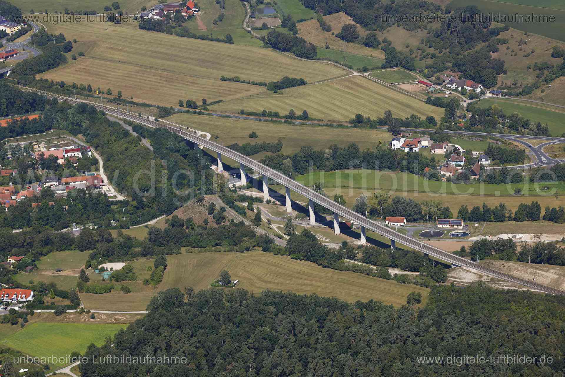 Titel: Aurachtalbrücke, Bildnummer: c560210, Ort / Stadt: Emskirchen, (Land)Kreis: Landkreis Neustadt an der Aisch-Bad Windsheim, Regierungsbezirk: Mittelfranken, Bundesland: Bayern, Aufnahmedatum: 24.08.2024, Schlagwörter: Deutschland, , Aurachtalbrücke, Brücke, Eisenbahnbrücke, Mittlere Aurach, Monat: August, Jahreszeit: Sommer, Tageszeit: Mittag / Nachmittag, Jahr: 2024, Flug ID: 20240824, Bildstatus: unbearbeitetes Rohbild, Bildabmessung: 8192 x 5464 Pixel, Fotograf & Copyright: Oliver Acker