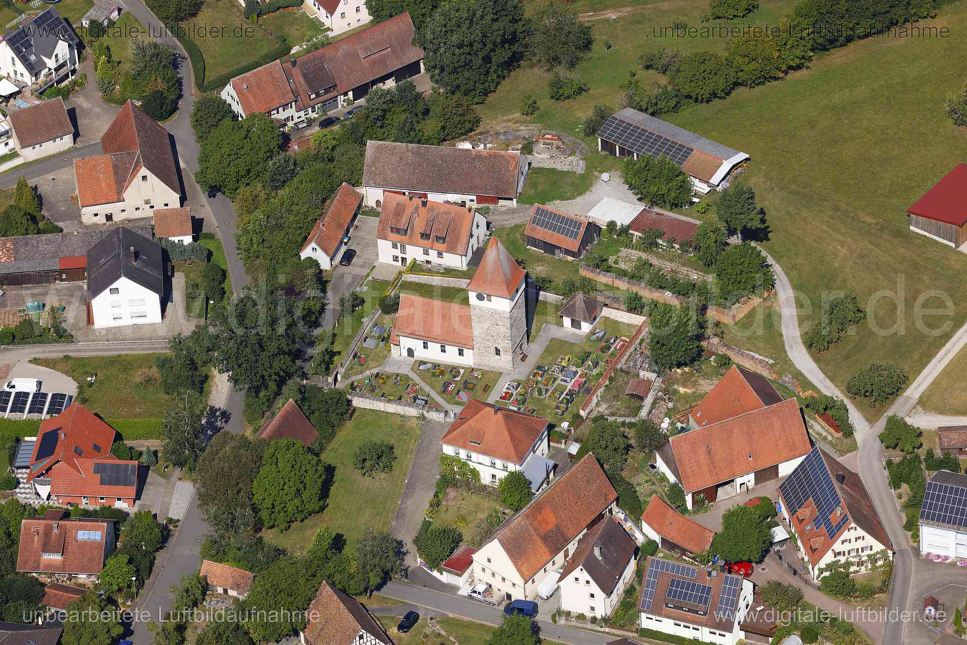 Titel: Neidhardswinden, Bildnummer: c560270, Ort / Stadt: Emskirchen, (Land)Kreis: Landkreis Neustadt an der Aisch-Bad Windsheim, Regierungsbezirk: Mittelfranken, Bundesland: Bayern, Aufnahmedatum: 24.08.2024, Schlagwörter: Deutschland, , Neidhardswinden, Kirche, Kapelle, Friedhof, St. Johannes Baptist Kirche, Monat: August, Jahreszeit: Sommer, Tageszeit: Mittag / Nachmittag, Jahr: 2024, Flug ID: 20240824, Bildstatus: unbearbeitetes Rohbild, Bildabmessung: 8192 x 5464 Pixel, Fotograf & Copyright