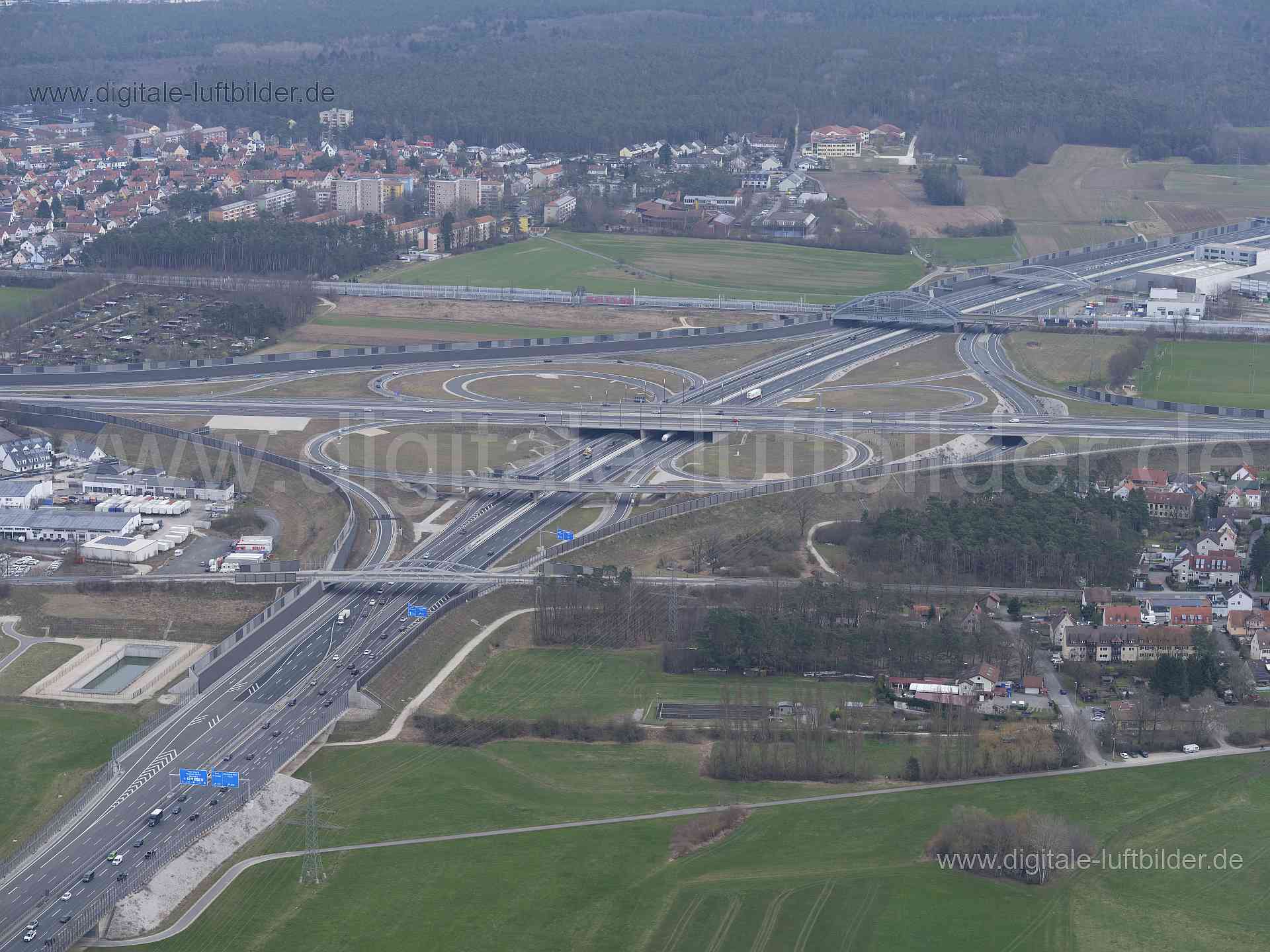 Titel: Autobahnkreuz A3 / A73, Bildnummer: f541250, Ort / Stadt: Erlangen, (Land)Kreis: kreisfreie Stadt Erlangen, Regierungsbezirk: Mittelfranken, Bundesland: Bayern, Aufnahmedatum: 10.03.2024, Schlagwörter: Deutschland, 91058, Bauvereinsstraße, Erlangen, In der Zeil, Konrad-Haußner-Straße, Kreuzsteinstraße, Schießhausstraße, Autobahnkreuz A3 / A73, Autobahn, BAB3, BAB73, Kleeblatt, Autobahnkreuz, Panorama, Eltersdorf, Monat: März, Jahreszeit: Frühling, Tageszeit: Mittag, Jahr: 2024, Flug ID: 2