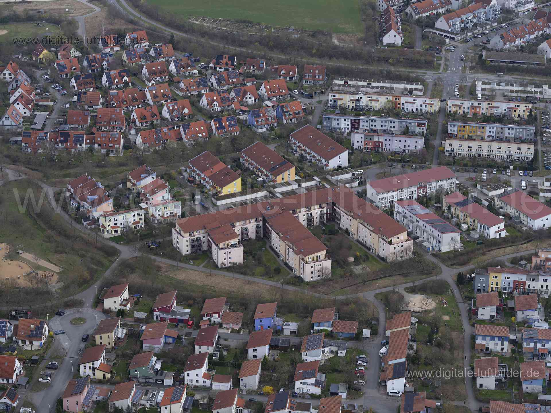 Titel: Büchenbach, Bildnummer: f541340, Ort / Stadt: Erlangen, (Land)Kreis: kreisfreie Stadt Erlangen, Regierungsbezirk: Mittelfranken, Bundesland: Bayern, Aufnahmedatum: 10.03.2024, Schlagwörter: Deutschland, , Büchenbach, Wohngebiet, Monat: März, Jahreszeit: Frühling, Tageszeit: Mittag, Jahr: 2024, Flug ID: 20240310, Bildstatus: unbearbeitetes Rohbild, Bildabmessung: 11648 x 8736 Pixel, Fotograf & Copyright: Oliver Acker