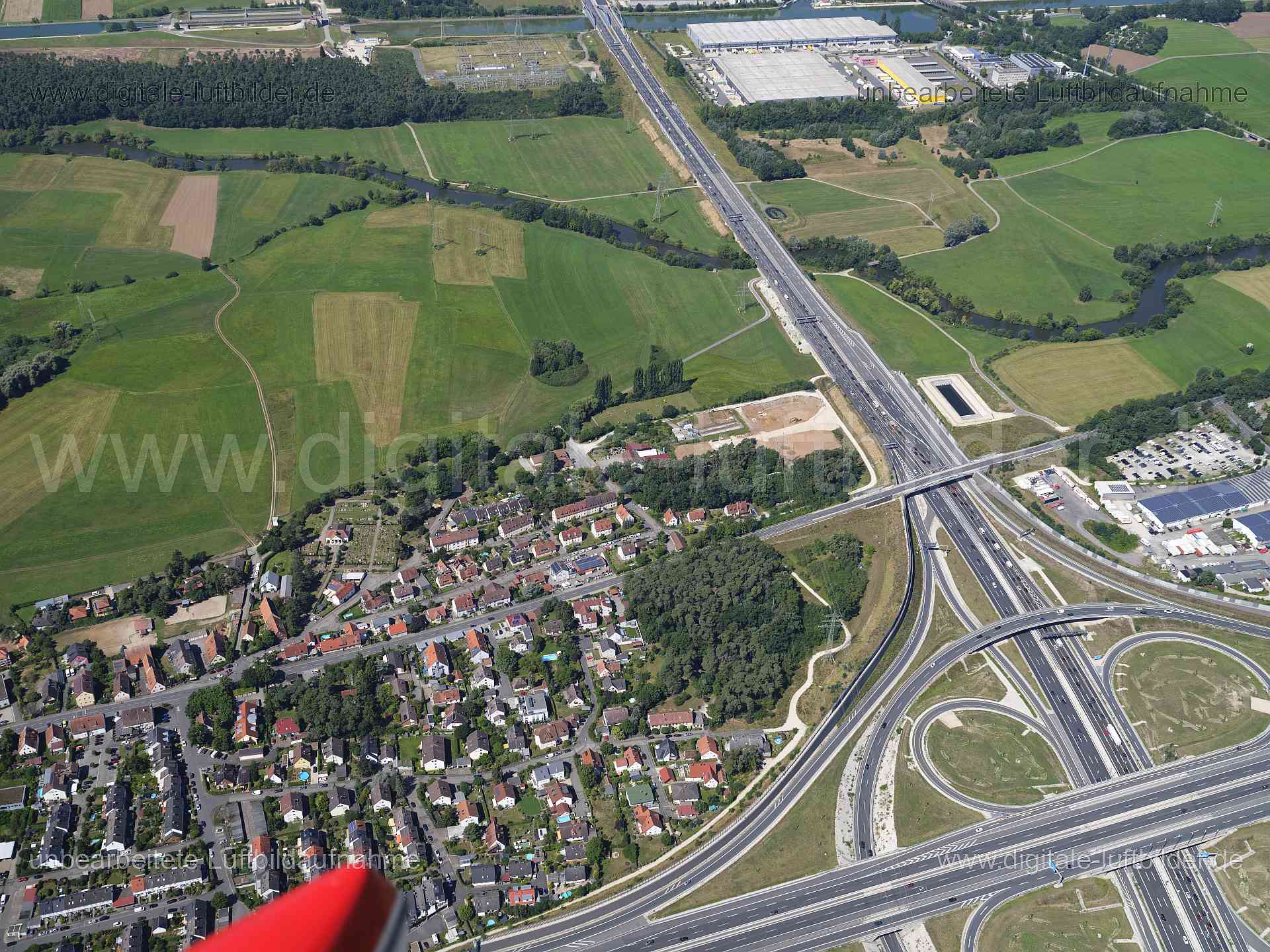 Titel: Eltersdorf, Bildnummer: f550100, Ort / Stadt: Erlangen, (Land)Kreis: Landkreis Erlangen-Höchstadt, Regierungsbezirk: Mittelfranken, Bundesland: Bayern, Aufnahmedatum: 11.08.2024, Schlagwörter: Deutschland, , Eltersdorf, Autobahn, Autobahn A3, BAB 3, Regnitz, Westliche Renitz-Flutbrücke, Regnitzbrücke, Kreuz Fürth-Erlangen, Monat: August, Jahreszeit: Sommer, Tageszeit: Mittag / Nachmittag, Jahr: 2024, Flug ID: 20240811, Bildstatus: unbearbeitetes Rohbild, Bildabmessung: 11648 x 8736 Pixel,