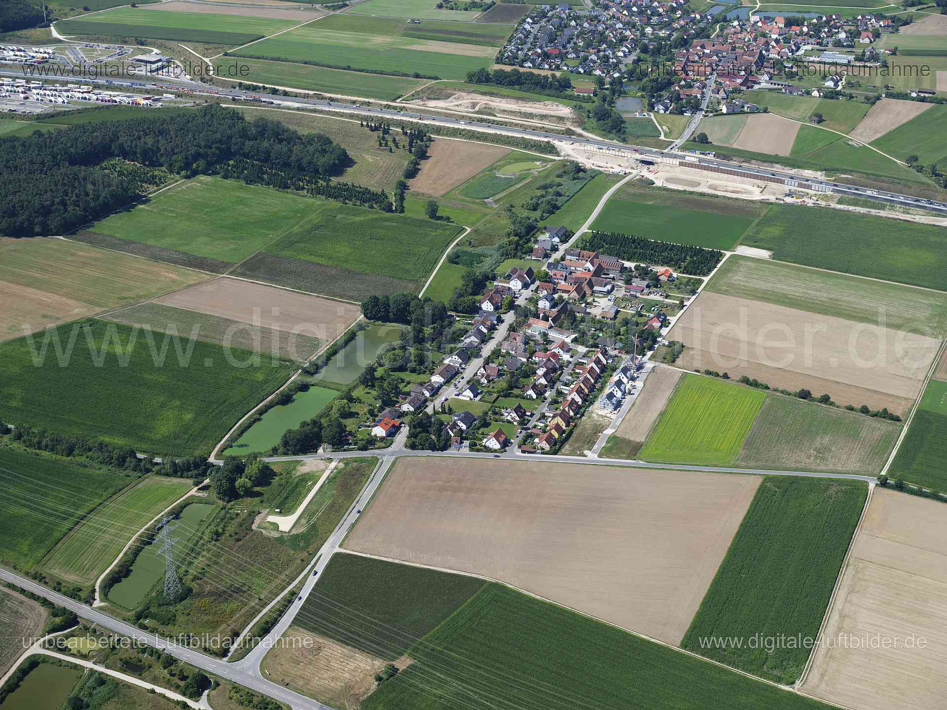 Titel: Häusling, Bildnummer: f550040, Ort / Stadt: Erlangen, (Land)Kreis: Landkreis Erlangen-Höchstadt, Regierungsbezirk: Mittelfranken, Bundesland: Bayern, Aufnahmedatum: 11.08.2024, Schlagwörter: Deutschland, , Autobahn A3, BAB 3, Baustelle, Landwirtschaft, Häusling, Haundorf, Panorama, Monat: August, Jahreszeit: Sommer, Tageszeit: Mittag / Nachmittag, Jahr: 2024, Flug ID: 20240811, Bildstatus: unbearbeitetes Rohbild, Bildabmessung: 11648 x 8736 Pixel, Fotograf & Copyright: Oliver Acker