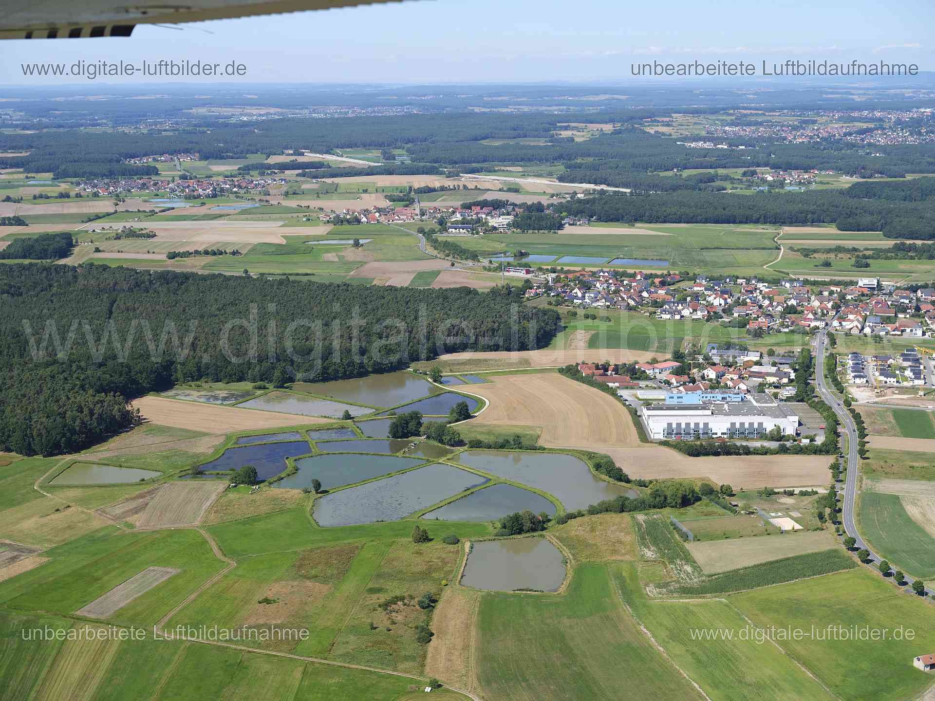 Titel: Heßdorf, Bildnummer: f553750, Ort / Stadt: Erlangen, (Land)Kreis: Landkreis Erlangen-Höchstadt, Regierungsbezirk: Mittelfranken, Bundesland: Bayern, Aufnahmedatum: 11.08.2024, Schlagwörter: Deutschland, , Reisigweiher, Dechsendorf, Heßdorf, Himmel, Panorama, Horizont, Monat: August, Jahreszeit: Sommer, Tageszeit: Mittag / Nachmittag, Jahr: 2024, Flug ID: 20240811, Bildstatus: unbearbeitetes Rohbild, Bildabmessung: 11648 x 8736 Pixel, Fotograf & Copyright: Oliver Acker