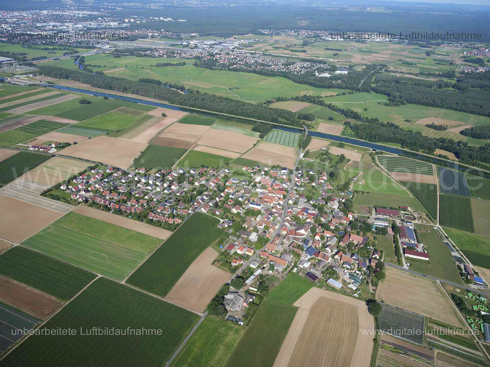 Titel: Main Donau Kanal, Bildnummer: f555530, Ort / Stadt: Erlangen, (Land)Kreis: Landkreis Erlangen-Höchstadt, Regierungsbezirk: Mittelfranken, Bundesland: Bayern, Aufnahmedatum: 11.08.2024, Schlagwörter: Deutschland, , Hüttendorf, Main-Donau-Kanal, Panorama, Monat: August, Jahreszeit: Sommer, Tageszeit: Mittag / Nachmittag, Jahr: 2024, Flug ID: 20240811, Bildstatus: unbearbeitetes Rohbild, Bildabmessung: 11648 x 8736 Pixel, Fotograf & Copyright: Oliver Acker