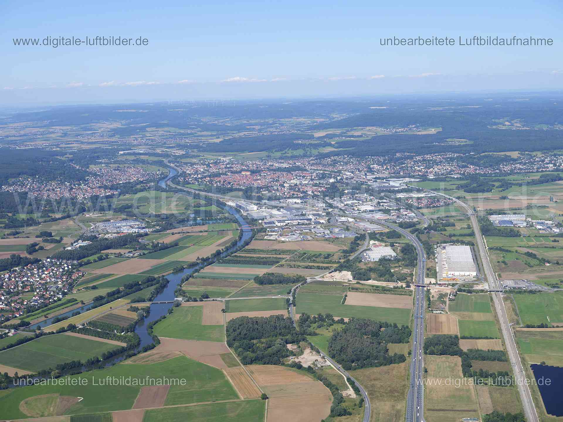 Titel: Forchheim, Bildnummer: f553650, Ort / Stadt: Forchheim, (Land)Kreis: Landkreis Forchheim, Regierungsbezirk: Oberfranken, Bundesland: Bayern, Aufnahmedatum: 11.08.2024, Schlagwörter: Deutschland, , Forchheim, Himmel, Horizont, Main-Donau-Kanal, Panorama, Autobahn, Autobahn A73, BAB 73, Monat: August, Jahreszeit: Sommer, Tageszeit: Mittag / Nachmittag, Jahr: 2024, Flug ID: 20240811, Bildstatus: unbearbeitetes Rohbild, Bildabmessung: 11648 x 8736 Pixel, Fotograf & Copyright: Oliver Acker