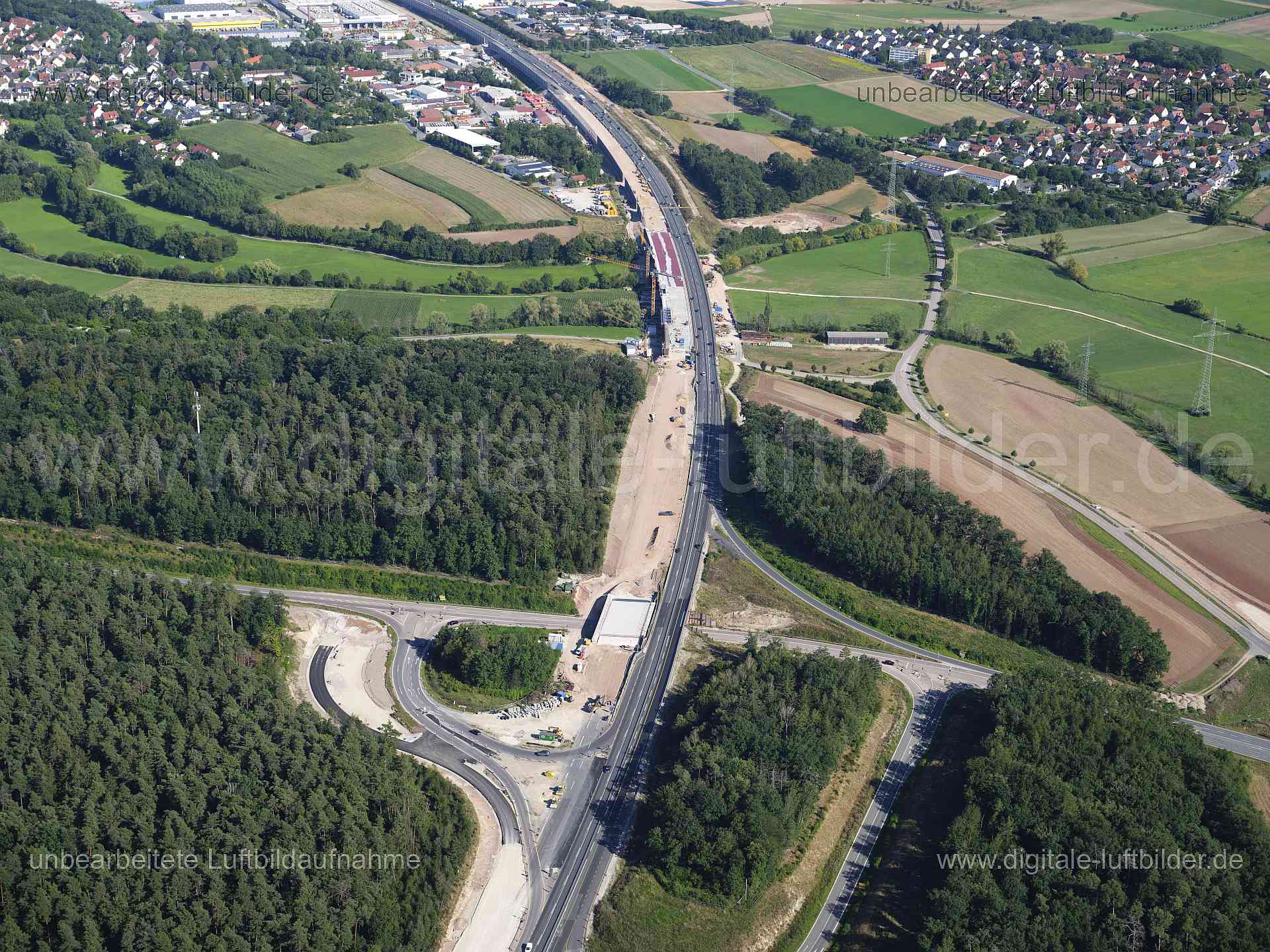 Titel: Erlangen-Frauenaurach, Bildnummer: f555830, Ort / Stadt: Frauenaurach, (Land)Kreis: Landkreis Erlangen-Höchstadt, Regierungsbezirk: Mittelfranken, Bundesland: Bayern, Aufnahmedatum: 11.08.2024, Schlagwörter: Deutschland, , Autobahn, Autobahn A3, BAB 3, Klosterwald, Baustelle, Großbaustelle, Monat: August, Jahreszeit: Sommer, Tageszeit: Mittag / Nachmittag, Jahr: 2024, Flug ID: 20240811, Bildstatus: unbearbeitetes Rohbild, Bildabmessung: 11648 x 8736 Pixel, Fotograf & Copyright: Oliver Ack