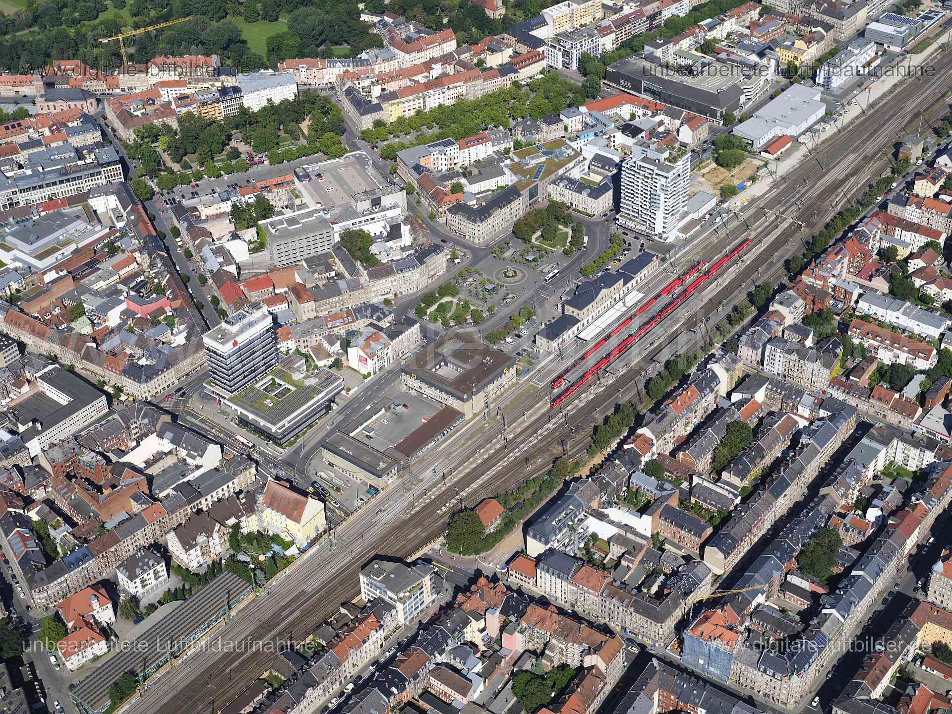 Titel: Fürth, Bildnummer: f554160, Ort / Stadt: Fürth, (Land)Kreis: kreisfreie Stadt Fürth, Regierungsbezirk: Mittelfranken, Bundesland: Bayern, Aufnahmedatum: 11.08.2024, Schlagwörter: Deutschland, 90762, 90763, Bahnhofplatz, Friedrichstraße, Fürth, Fürther Freiheit, Gabelsbergerstraße, Gebhardtstraße, Gustav-Schickedanz-Straße, Hallstraße, Karolinenstraße, Kirchenstraße, Königstraße, Königswarterstraße, Lessingstraße, Maxstraße, Moststraße, Nürnberger Straße, Rudolf-Breitscheid-Straße, Schwaba