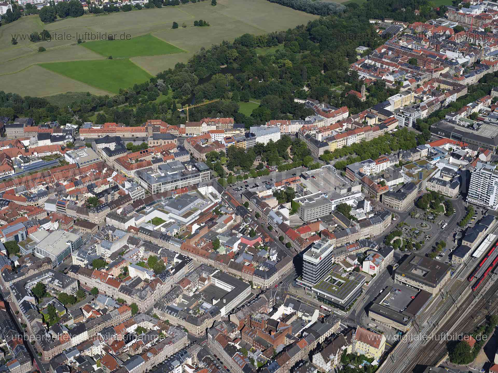 Titel: Fürth, Bildnummer: f554170, Ort / Stadt: Fürth, (Land)Kreis: kreisfreie Stadt Fürth, Regierungsbezirk: Mittelfranken, Bundesland: Bayern, Aufnahmedatum: 11.08.2024, Schlagwörter: Deutschland, 90762, 90763, Alexanderstraße, Bahnhofplatz, Blumenstraße, Bäumenstraße, Comödien-Platz, Friedrichstraße, Fürth, Fürther Freiheit, Gabelsbergerstraße, Gebhardtstraße, Gustav-Schickedanz-Straße, Hallstraße, Hirschenstraße, Kirchenstraße, Königstraße, Königswarterstraße, Mathildenstraße, Maxstraße, Mos