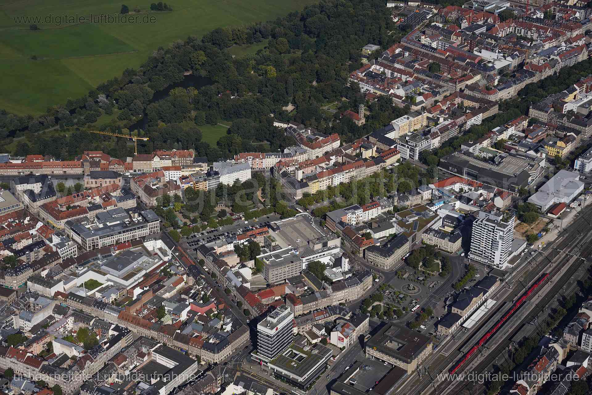 Titel: Fürther Freiheit, Bildnummer: s562420, Ort / Stadt: Fürth, (Land)Kreis: kreisfreie Stadt Fürth, Regierungsbezirk: Mittelfranken, Bundesland: Bayern, Aufnahmedatum: 24.08.2024, Schlagwörter: Deutschland, 90762, 90763, Bahnhofplatz, Blumenstraße, Comödien-Platz, Engelhardstraße, Friedrichstraße, Fürth, Fürther Freiheit, Gabelsbergerstraße, Gebhardtstraße, Gustav-Schickedanz-Straße, Hallstraße, Hirschenstraße, Kirchenstraße, Königstraße, Königswarterstraße, Luisenstraße, Mathildenstraße, Max