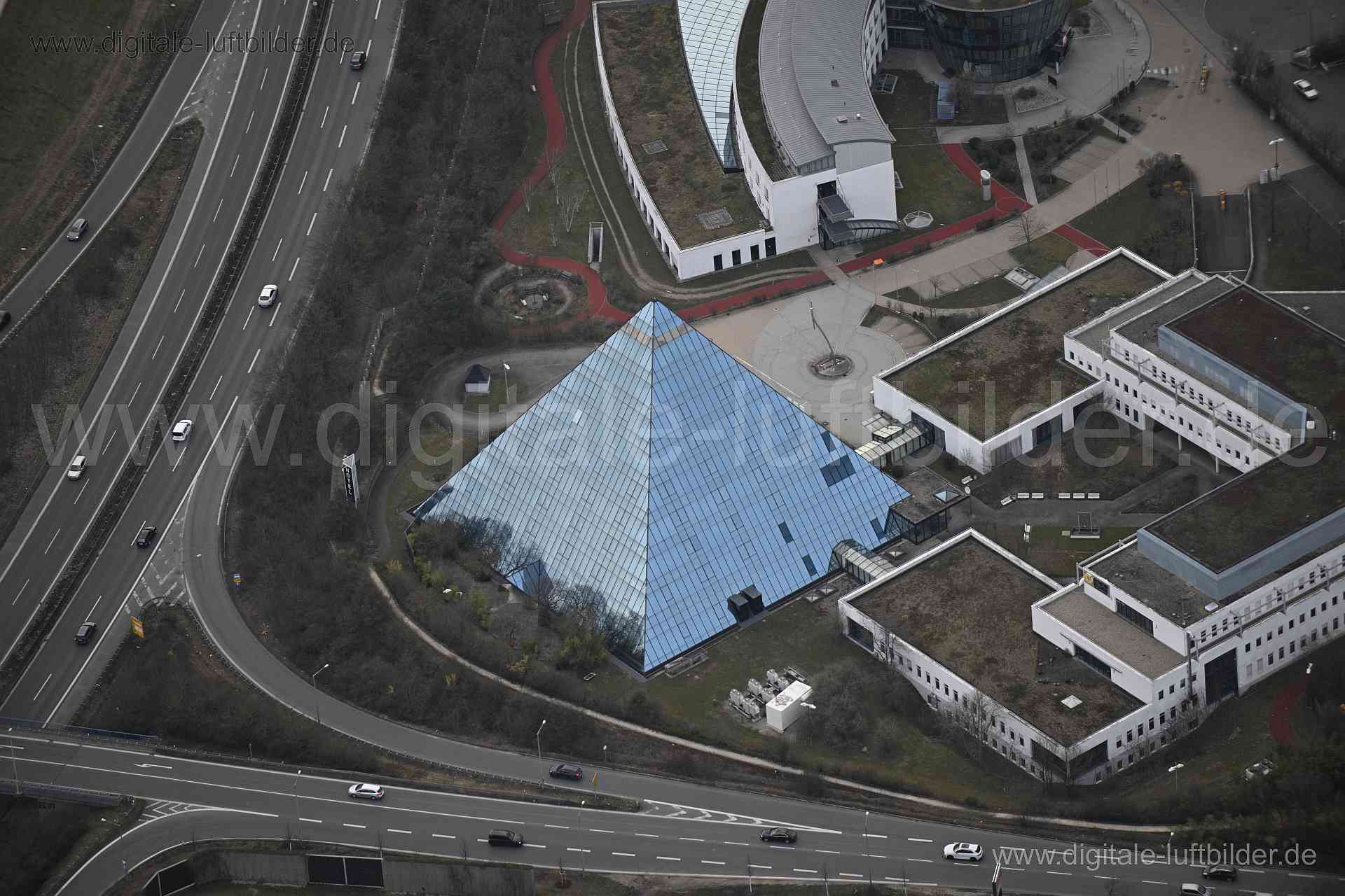 Titel: Pyramide, Bildnummer: n531000, Ort / Stadt: Fürth, (Land)Kreis: kreisfreie Stadt Fürth, Regierungsbezirk: Mittelfranken, Bundesland: Bayern, Aufnahmedatum: 09.03.2024, Schlagwörter: Deutschland, 90431, 90763, Europaallee, Fürth, Magazinstraße, Nürnberg, Proeslerstraße, Pyramide, Excelsior Hotel, Geometrie, Architektur, Main-Donau-Kanal, Südwesttangente, Monat: März, Jahreszeit: Frühling, Tageszeit: Nachmittag, Jahr: 2024, Flug ID: 20240309, Bildstatus: unbearbeitetes Rohbild, Bildabmessun